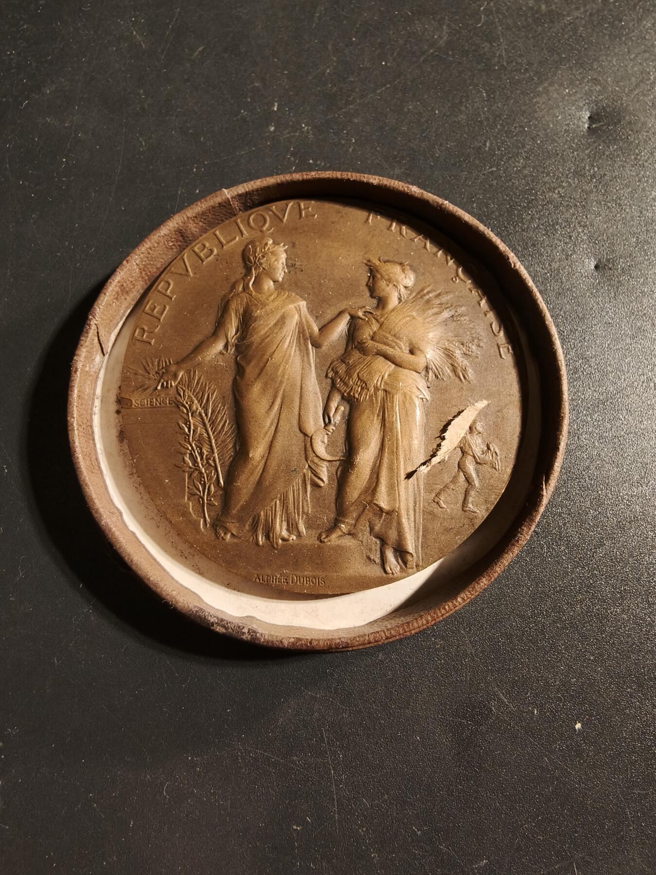 老王徽章第173期 法国农业部农业竞赛大铜章     原盒盒子有损     大师阿尔菲·杜布瓦作品     直径50mm      重量62.6g