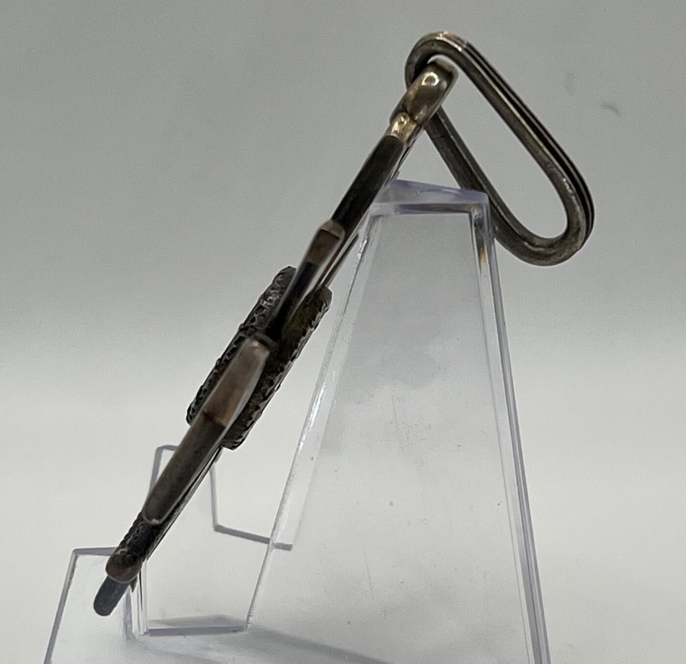 小驴勋章奖章收藏1月2日周五晚六点拍卖（珍爱和平，收藏战争，铭记历史，勿忘国耻，忠党爱国。有偿代拍，送拍规则在简介最后，参拍须阅读规则后再参拍，关系到运费包装发货时效真假辨别等关键信息，拍卖时不再发原图，看大图店主微信码在拍卖店铺介绍里） WWII德骑士级佩剑战功十字勋章（RKVK）带罕见红色原盒，由著名的Deschler & Sohn München厂（1厂）制作，底部打1厂标+900银标，绶带宽3cm长41cm绑绳部分两根绳分别长27cm共95厘米（典型战地使用KVK绶带实配发样式），战时共颁发272/274枚佩剑骑士战功十字，极其罕见，带盒参考价10000欧