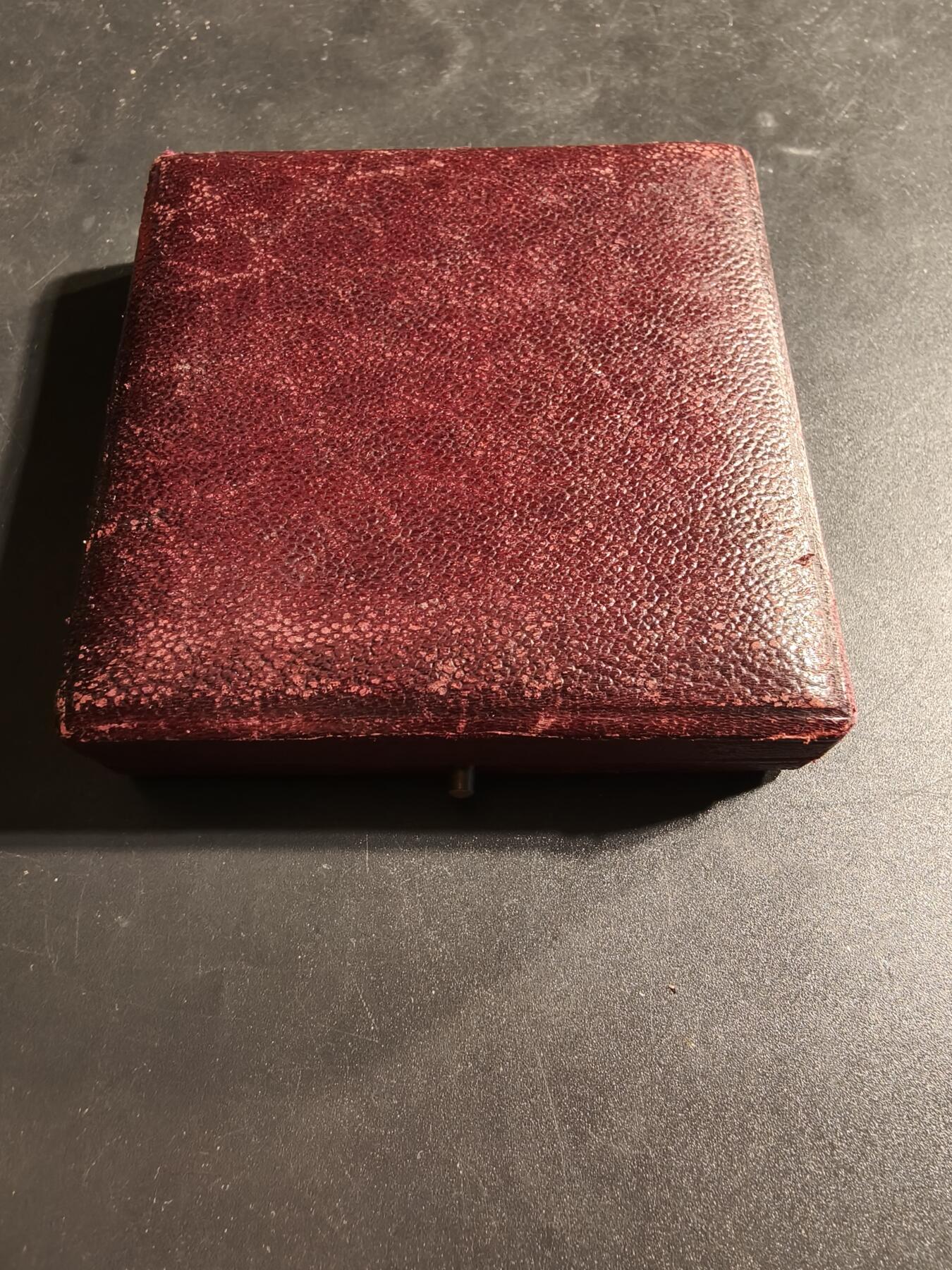 老王徽章第173期 法国高浮雕大铜章    E. Moench 先生和夫人，阿尔萨斯ALSA 酵母的创始人      原盒      直径56mm     重量157.5g