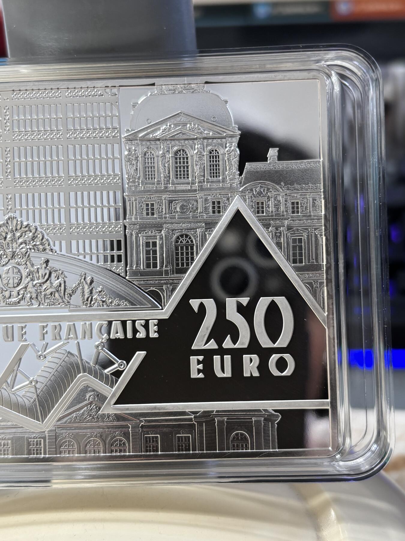 第186期拍卖 法国2023年卢浮宫杰作自由引导人民500克彩色银币，999银，500克，编号096