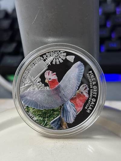 第186期拍卖 - 库克2017年3D立体展翅飞翔系列粉灰色凤头鹦鹉银币，925银，20克，发行2500枚