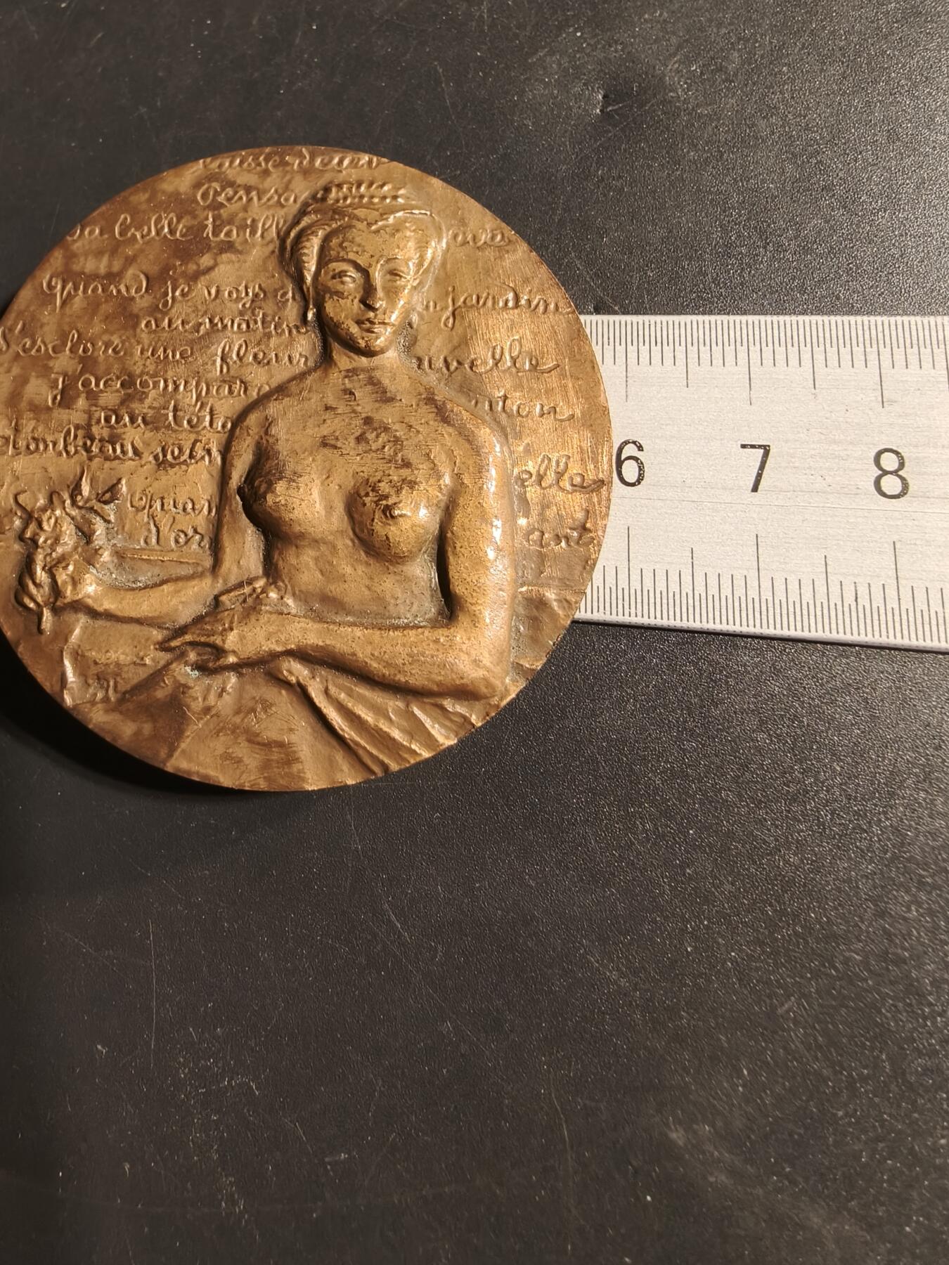 老王徽章第173期 法国阿扎勒里多城堡大铜章     原盒      高浮雕       正面描绘了一位裸体女性形象，配有法国著名诗人龙萨的《致玛丽的颂歌》     直径59mm      重量124.7g