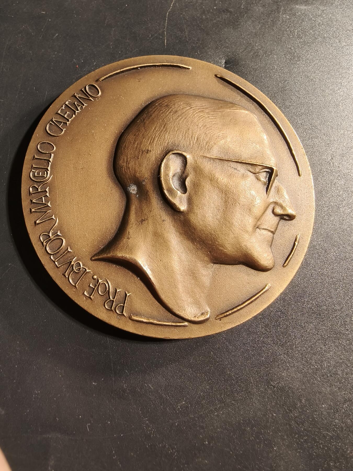老王徽章第173期 葡萄牙总理马尔切洛·卡埃塔诺大铜章     卡埃塔诺为葡萄牙最后一任独裁总理，于1974年被康乃馨革命推翻下台    直径79mm    重量243.5g