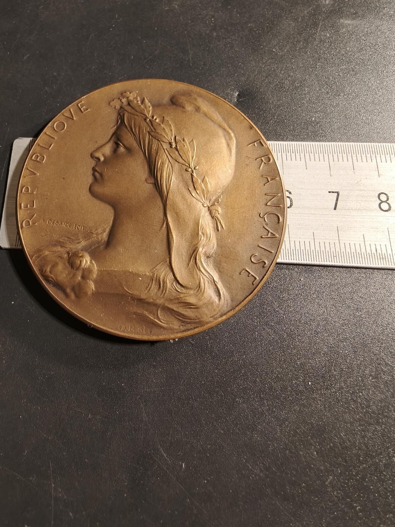 老王徽章第173期 法国塞纳省警察局大铜章    1925年颁发     自由帽玛丽安娜     直径59mm    重量92.5g