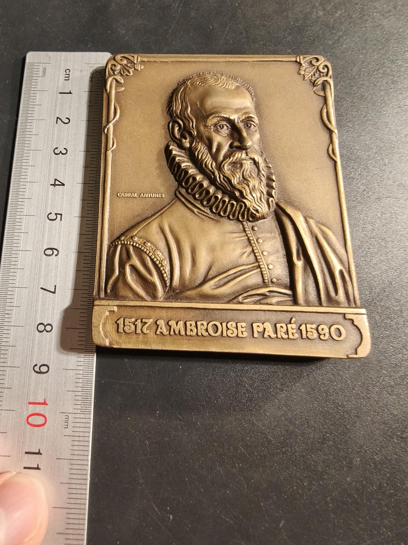老王徽章第173期 葡萄牙纪念法国著名外科医生昂布瓦斯·帕雷方形大铜章       昂布瓦斯·帕雷著名法国外科医生(1511-1590)。 他以发现动脉结扎法而闻名，他用此法代替了截肢时的烧灼止血。 他是亨利二世、弗朗索瓦二世、查理九世和亨利三世的御用外科医生。 他说每一位伤员：“我为他包扎，上帝治愈了他。”       尺寸59×84mm    重量292.5g     该章共发行750枚该枚编号408 