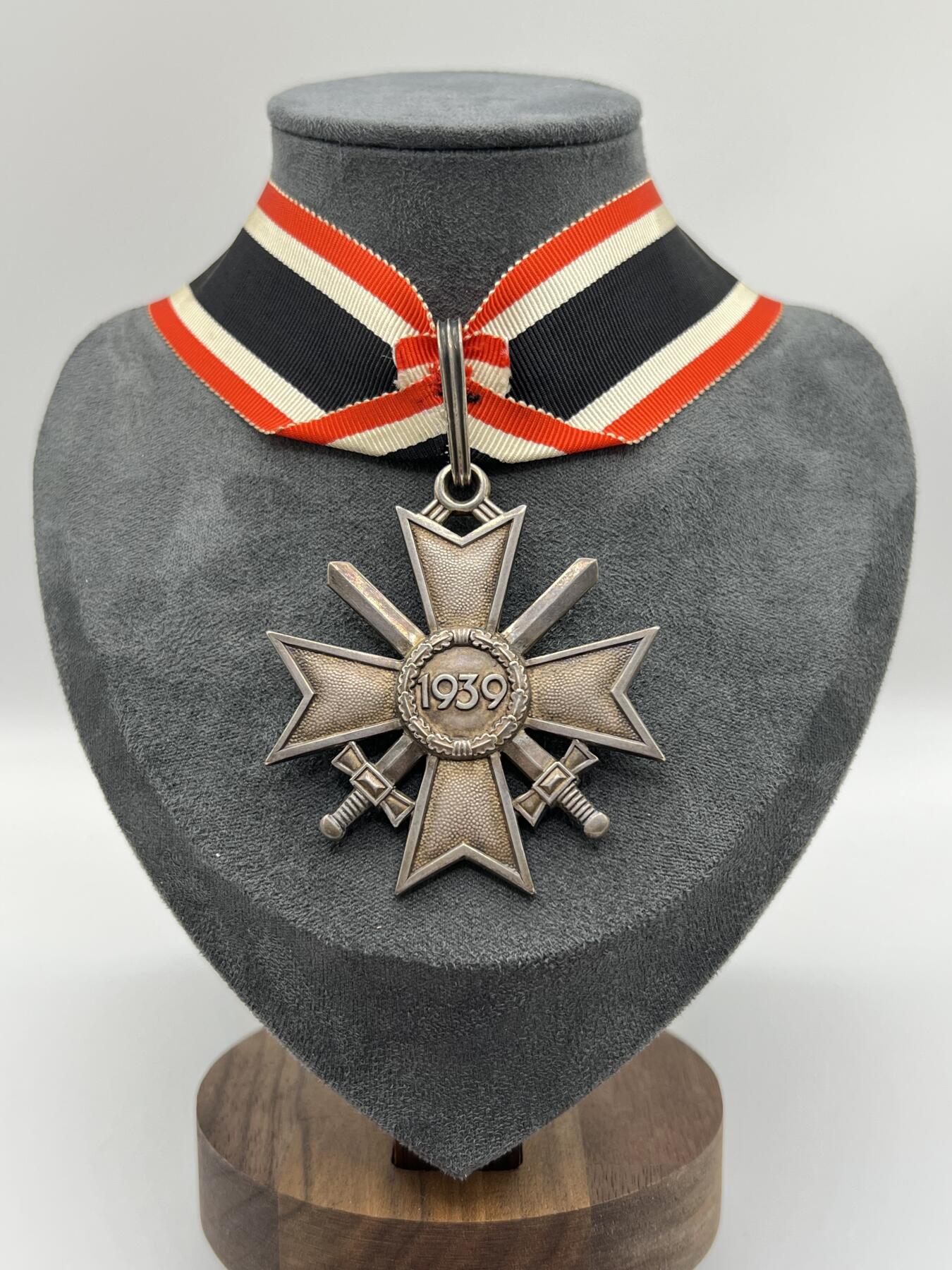 小驴勋章奖章收藏1月2日周五晚六点拍卖（珍爱和平，收藏战争，铭记历史，勿忘国耻，忠党爱国。有偿代拍，送拍规则在简介最后，参拍须阅读规则后再参拍，关系到运费包装发货时效真假辨别等关键信息，拍卖时不再发原图，看大图店主微信码在拍卖店铺介绍里） WWII德骑士级佩剑战功十字勋章（RKVK）带罕见红色原盒，由著名的Deschler & Sohn München厂（1厂）制作，底部打1厂标+900银标，绶带宽3cm长41cm绑绳部分两根绳分别长27cm共95厘米（典型战地使用KVK绶带实配发样式），战时共颁发272/274枚佩剑骑士战功十字，极其罕见，带盒参考价10000欧