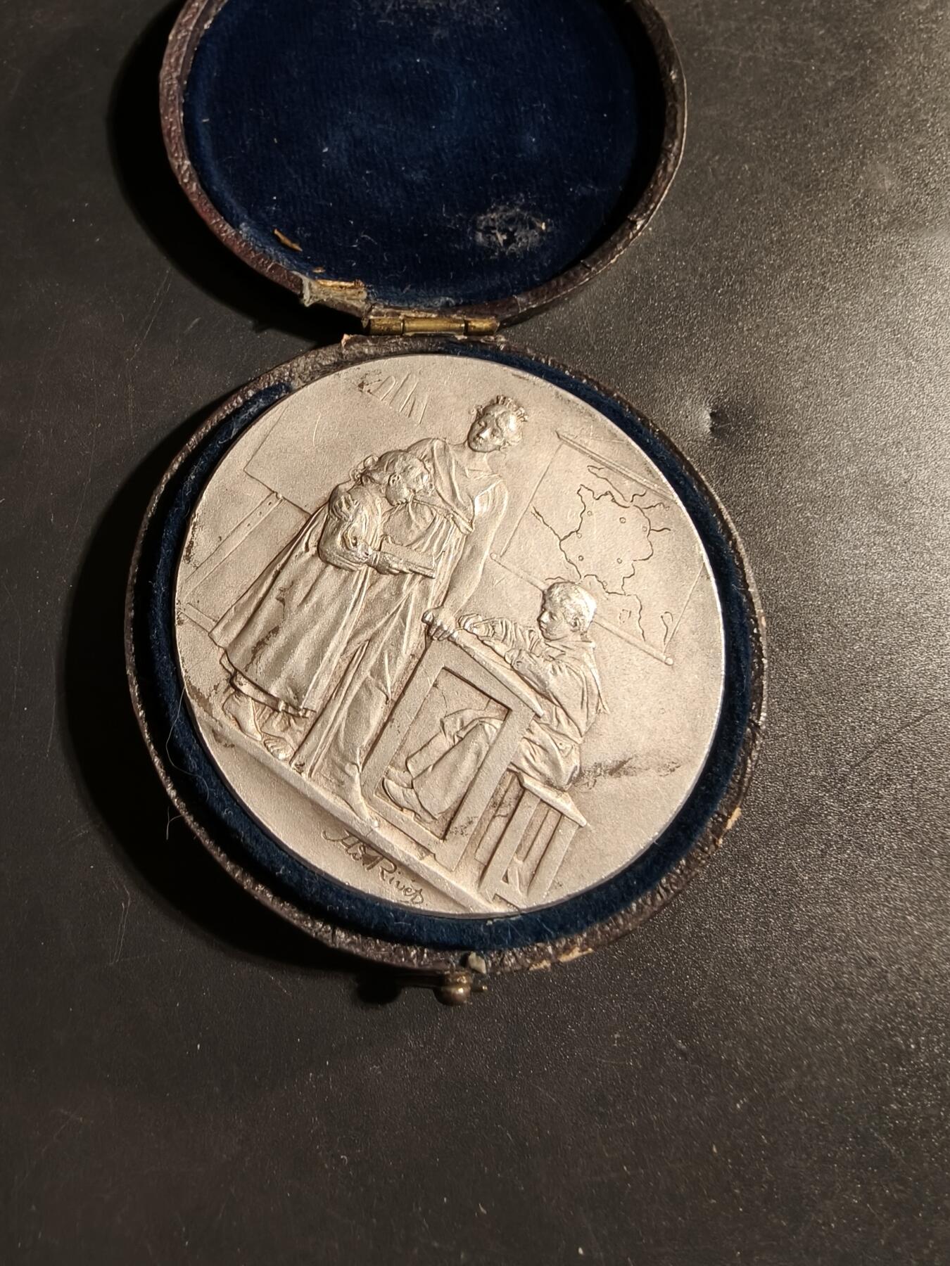 老王徽章第173期 法国图卢兹市小学教育证书镀银大铜章     原盒      大师里维特作品      直径50mm      重量71.1g