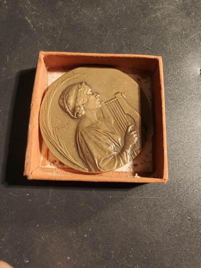 老王徽章第173期 - 法国中央音乐协会大铜章     原盒     大师里维特作品    直径41mm     重量30g