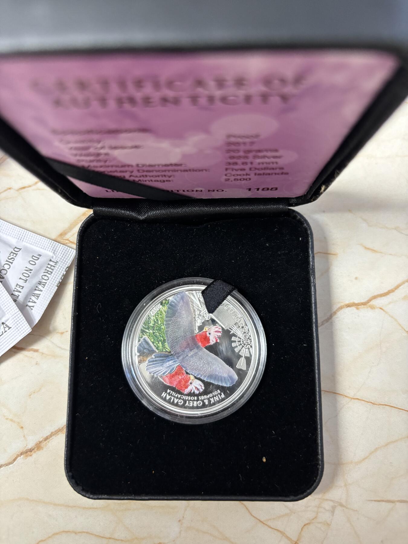 第186期拍卖 库克2017年3D立体展翅飞翔系列粉灰色凤头鹦鹉银币，925银，20克，发行2500枚