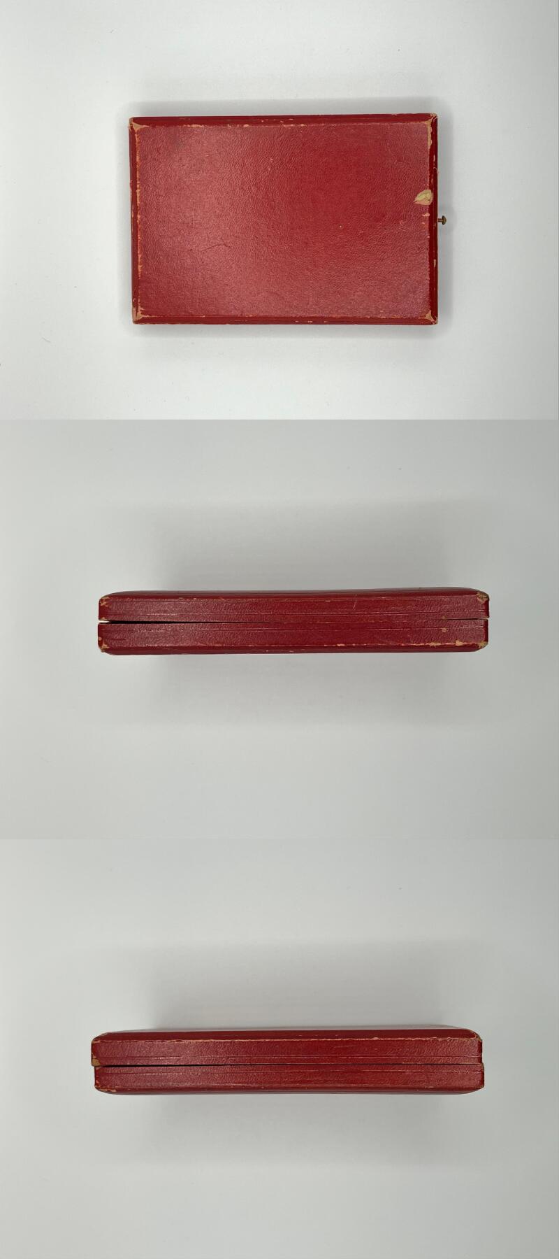 小驴勋章奖章收藏1月2日周五晚六点拍卖（珍爱和平，收藏战争，铭记历史，勿忘国耻，忠党爱国。有偿代拍，送拍规则在简介最后，参拍须阅读规则后再参拍，关系到运费包装发货时效真假辨别等关键信息，拍卖时不再发原图，看大图店主微信码在拍卖店铺介绍里） WWII德骑士级佩剑战功十字勋章（RKVK）带罕见红色原盒，由著名的Deschler & Sohn München厂（1厂）制作，底部打1厂标+900银标，绶带宽3cm长41cm绑绳部分两根绳分别长27cm共95厘米（典型战地使用KVK绶带实配发样式），战时共颁发272/274枚佩剑骑士战功十字，极其罕见，带盒参考价10000欧