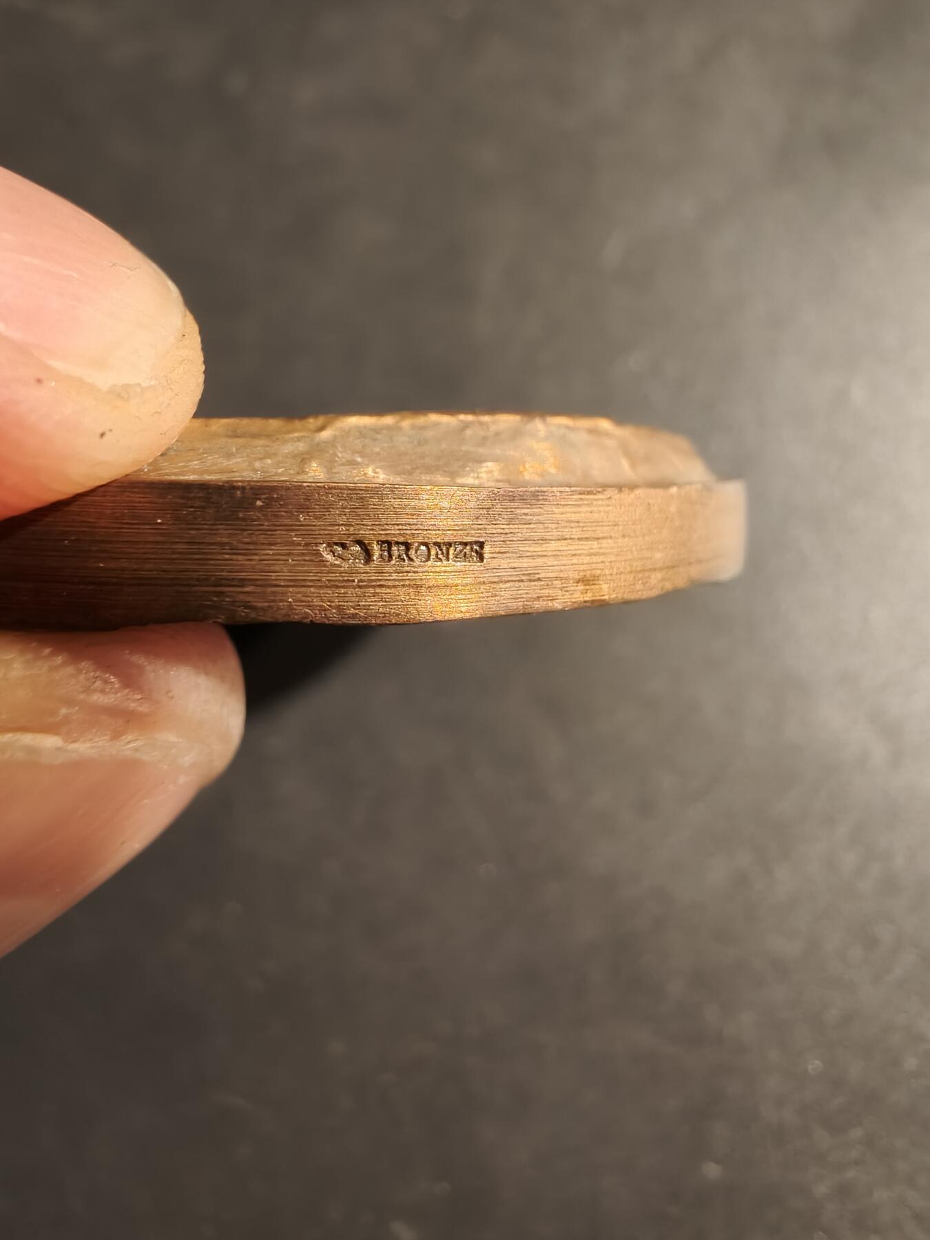 老王徽章第173期 法国阿扎勒里多城堡大铜章     原盒      高浮雕       正面描绘了一位裸体女性形象，配有法国著名诗人龙萨的《致玛丽的颂歌》     直径59mm      重量124.7g