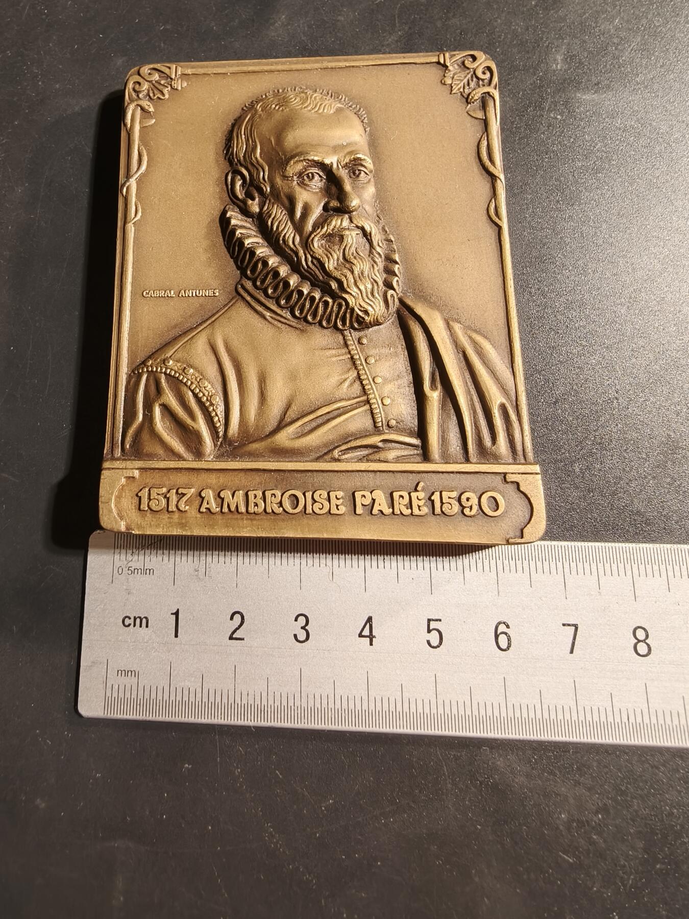 老王徽章第173期 葡萄牙纪念法国著名外科医生昂布瓦斯·帕雷方形大铜章       昂布瓦斯·帕雷著名法国外科医生(1511-1590)。 他以发现动脉结扎法而闻名，他用此法代替了截肢时的烧灼止血。 他是亨利二世、弗朗索瓦二世、查理九世和亨利三世的御用外科医生。 他说每一位伤员：“我为他包扎，上帝治愈了他。”       尺寸59×84mm    重量292.5g     该章共发行750枚该枚编号408 