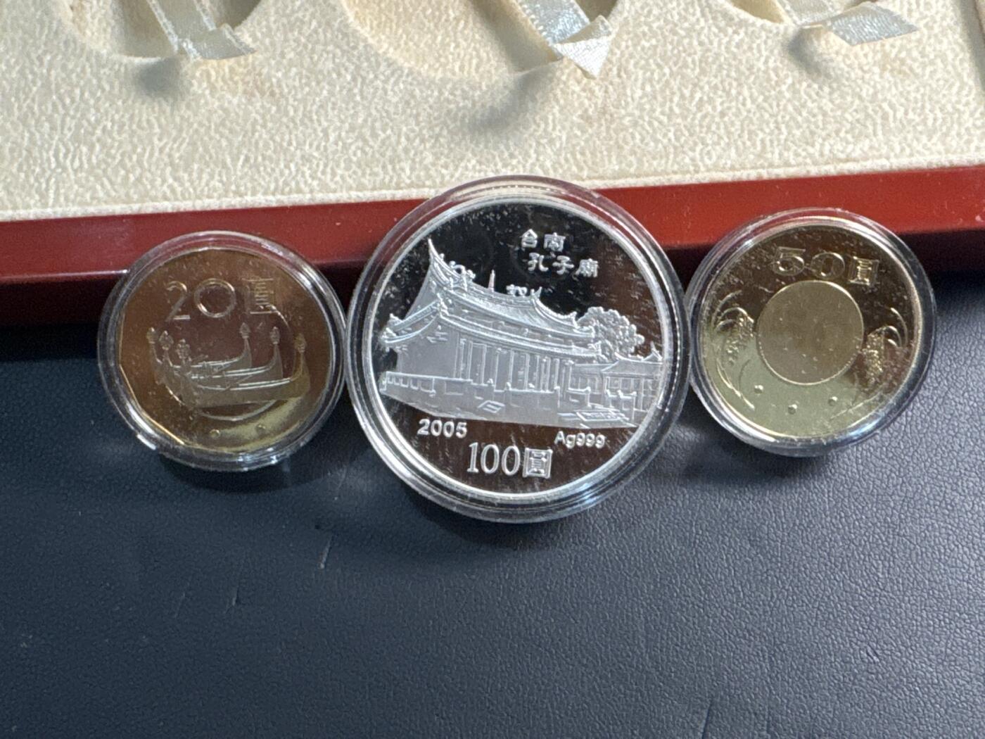 ❤️【币观天下】❤️ 第337期钱币拍卖- 2026.1.2周五晚上6点半场-长期征集拍品 中国台湾2005年第一轮生肖鸡纪念纪念套币含31.2克银币一枚及两枚精制币