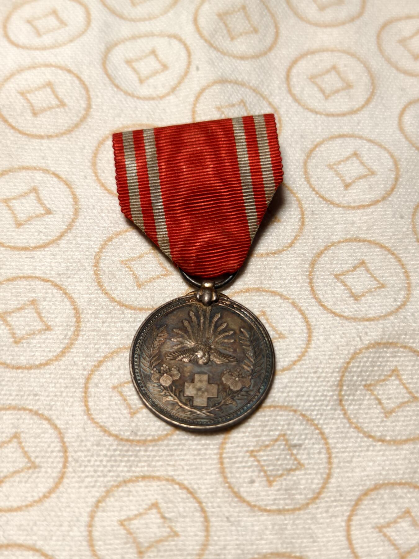 抚柳草堂-第五期章牌钱币（元旦欢庆场） 奖章勋章限时免佣 满百包邮 放漏专场 日本赤十字银章 昭和时期银质 重12.6g