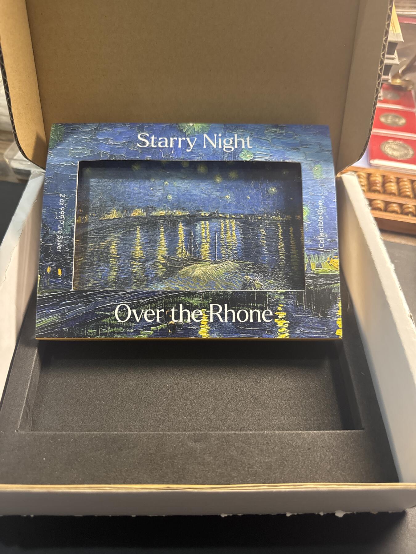 ❤️【币观天下】❤️ 第337期钱币拍卖- 2026.1.2周五晚上6点半场-长期征集拍品 乍得2022年世界名画系列 梵高 罗纳河上的星夜 35.5盎司大尺寸双金属彩色纪念币（金色）2盎司银+ 33.5盎司铜发行500枚