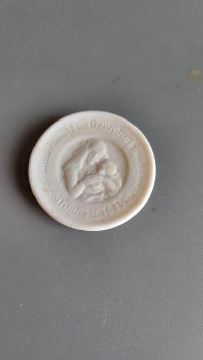 嘉宝良覃世界勋赏第21期拍卖 - 德三抵御病毒保护妇女儿童瓷质证章