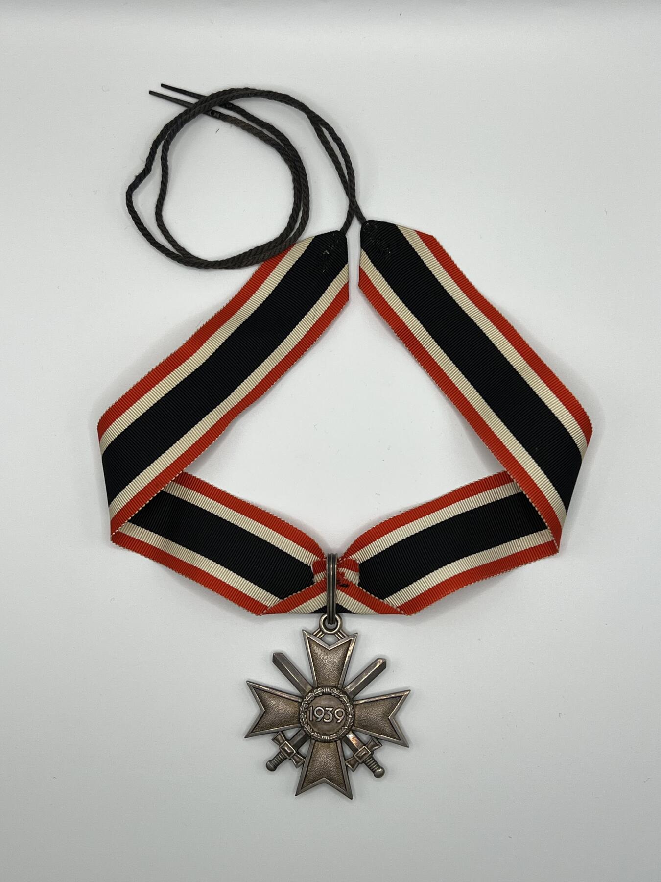 小驴勋章奖章收藏1月2日周五晚六点拍卖（珍爱和平，收藏战争，铭记历史，勿忘国耻，忠党爱国。有偿代拍，送拍规则在简介最后，参拍须阅读规则后再参拍，关系到运费包装发货时效真假辨别等关键信息，拍卖时不再发原图，看大图店主微信码在拍卖店铺介绍里） WWII德骑士级佩剑战功十字勋章（RKVK）带罕见红色原盒，由著名的Deschler & Sohn München厂（1厂）制作，底部打1厂标+900银标，绶带宽3cm长41cm绑绳部分两根绳分别长27cm共95厘米（典型战地使用KVK绶带实配发样式），战时共颁发272/274枚佩剑骑士战功十字，极其罕见，带盒参考价10000欧