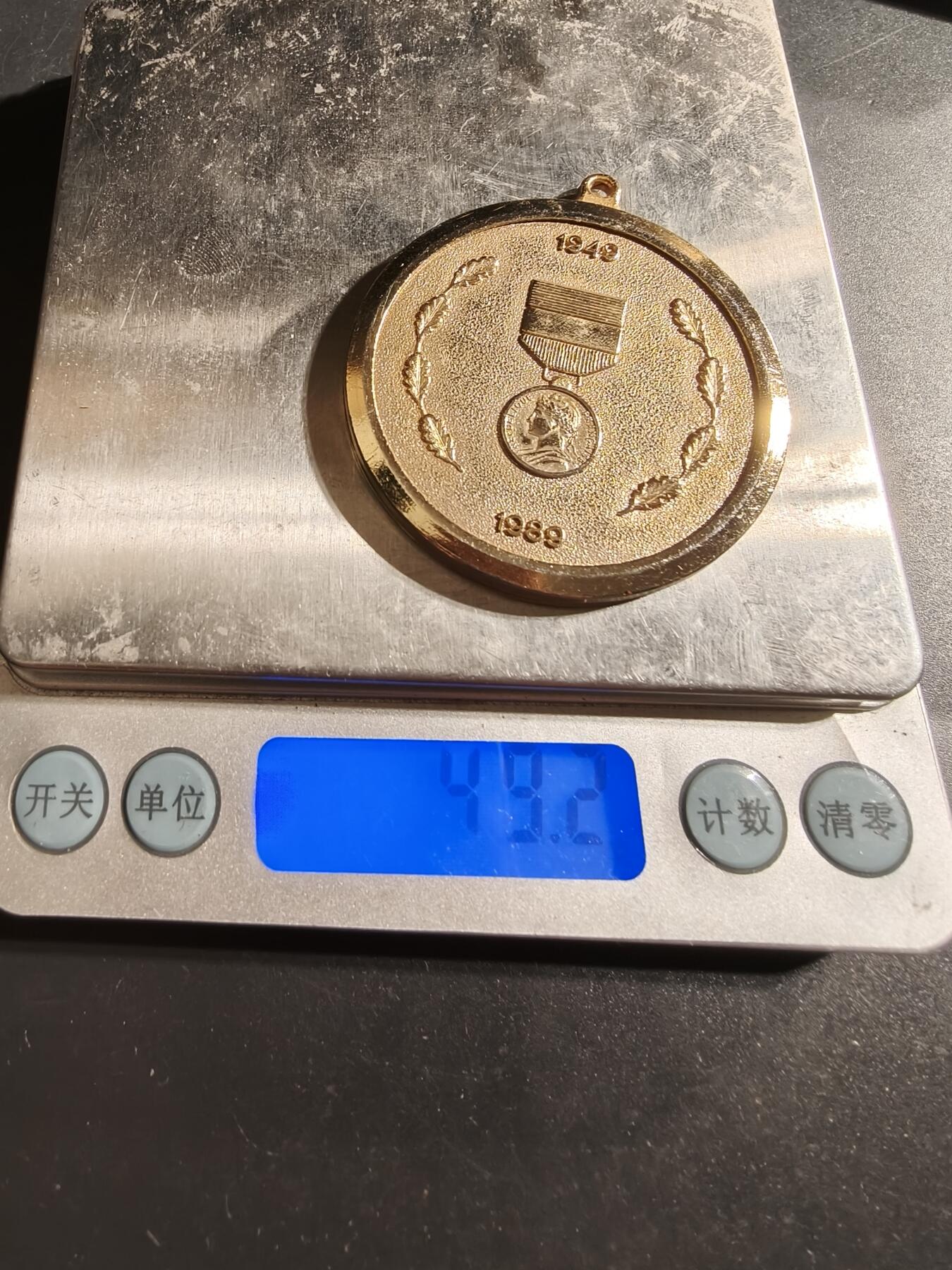 老王徽章第173期 法国劳工奖章40周年纪念章    直径49mm    重量49.2g