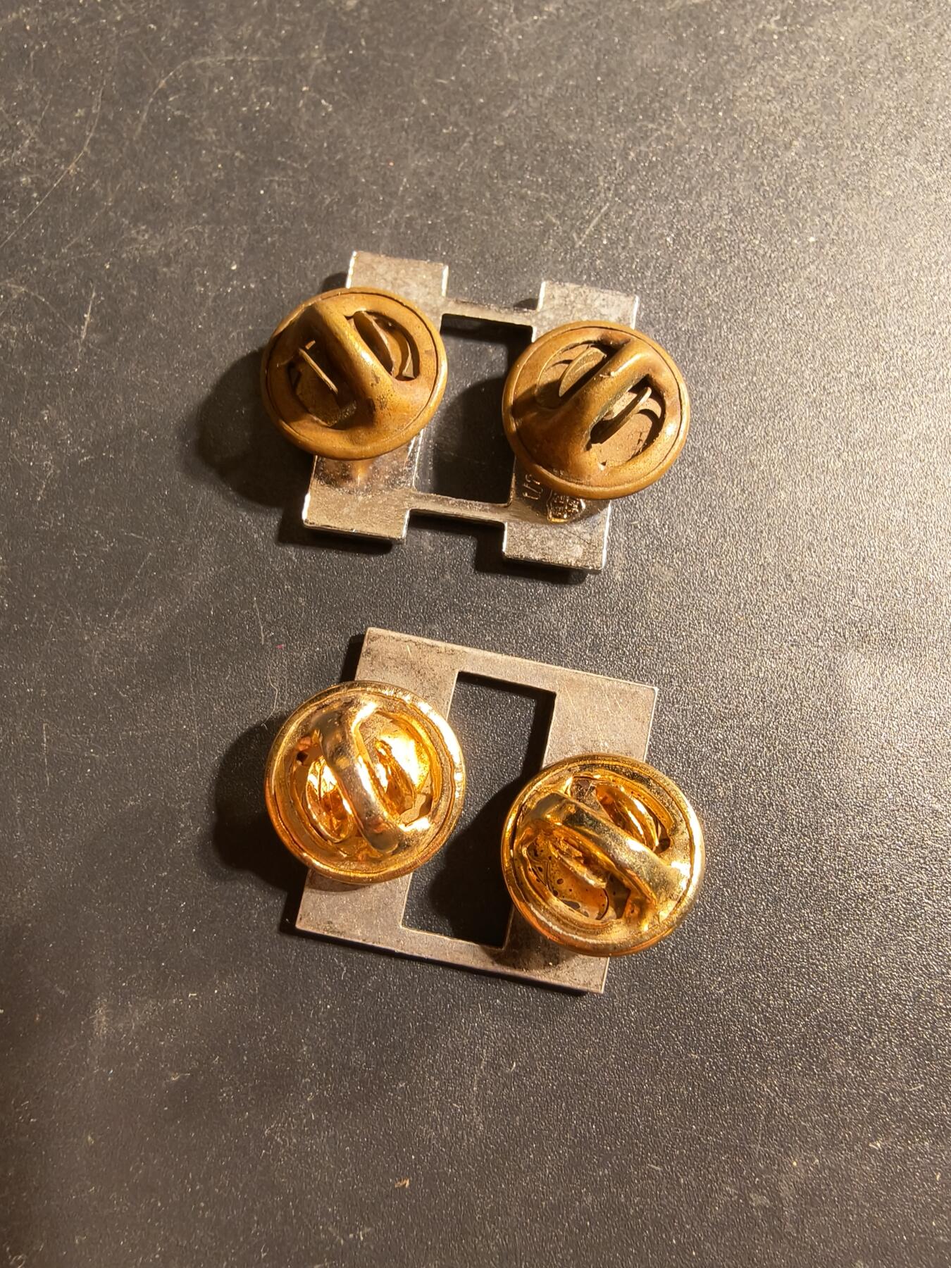 老王徽章第173期 美国陆军上尉领章一组    一枚为包银材质   带厂标