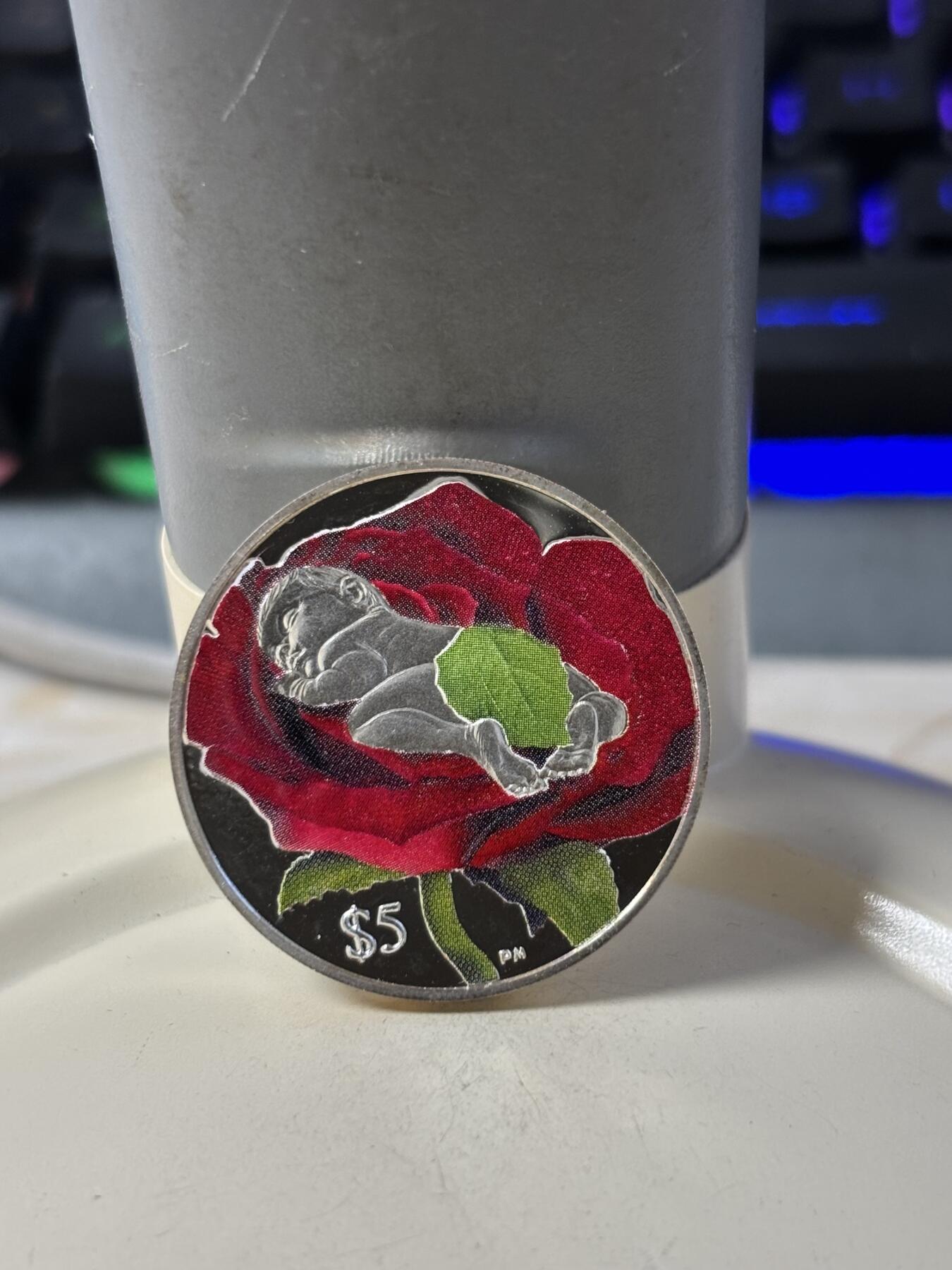 第186期拍卖 维尔京2014年婴儿出生宝宝1/2盎司精制纪念彩色银币，925银，15.55克，发行2014枚，边缘有氧化，没有塑料盒，银价260