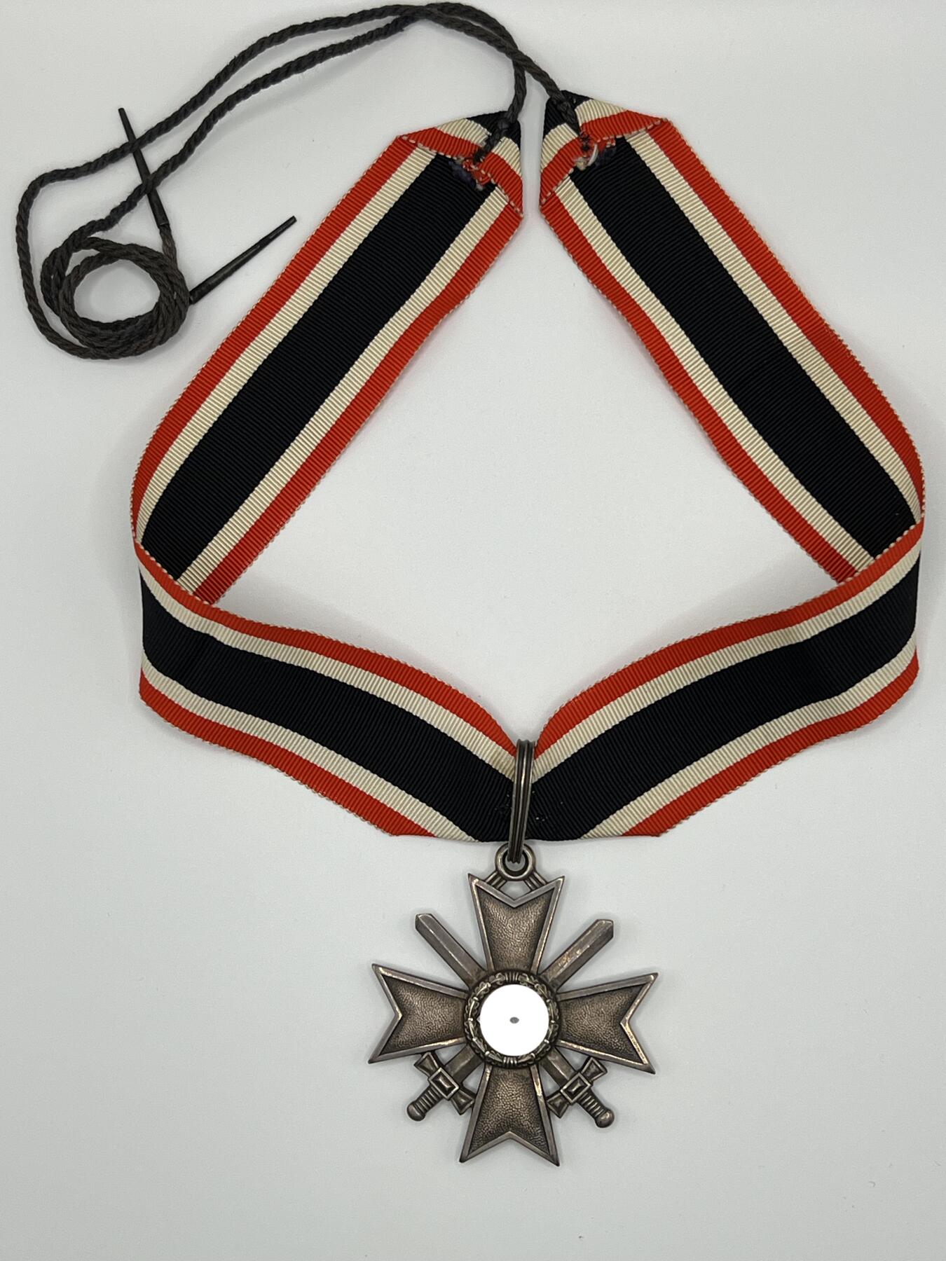 小驴勋章奖章收藏1月2日周五晚六点拍卖（珍爱和平，收藏战争，铭记历史，勿忘国耻，忠党爱国。有偿代拍，送拍规则在简介最后，参拍须阅读规则后再参拍，关系到运费包装发货时效真假辨别等关键信息，拍卖时不再发原图，看大图店主微信码在拍卖店铺介绍里） WWII德骑士级佩剑战功十字勋章（RKVK）带罕见红色原盒，由著名的Deschler & Sohn München厂（1厂）制作，底部打1厂标+900银标，绶带宽3cm长41cm绑绳部分两根绳分别长27cm共95厘米（典型战地使用KVK绶带实配发样式），战时共颁发272/274枚佩剑骑士战功十字，极其罕见，带盒参考价10000欧