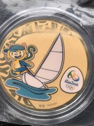 综合藏品场10秒自动快拍，喜欢提前出价！ - 帆船.2016巴西里约奥运会彩色金章.帆船.（0.1克金）品相全新塑封包装.直径28MM.
