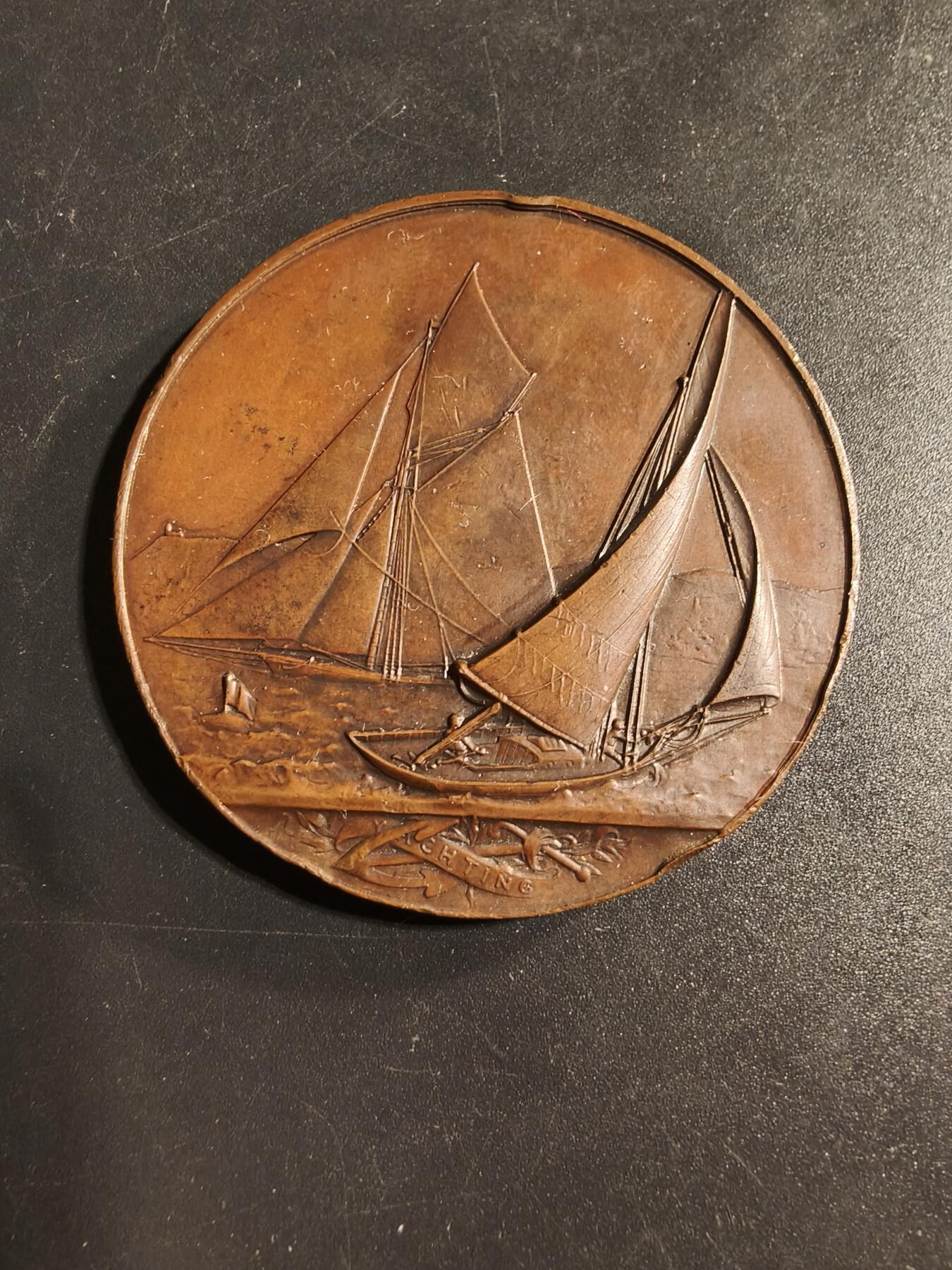 老王徽章第173期 法国1895年戛纳航海协会国际帆船赛大铜章      cuivre铜标     直径50mm     重量58.6g 