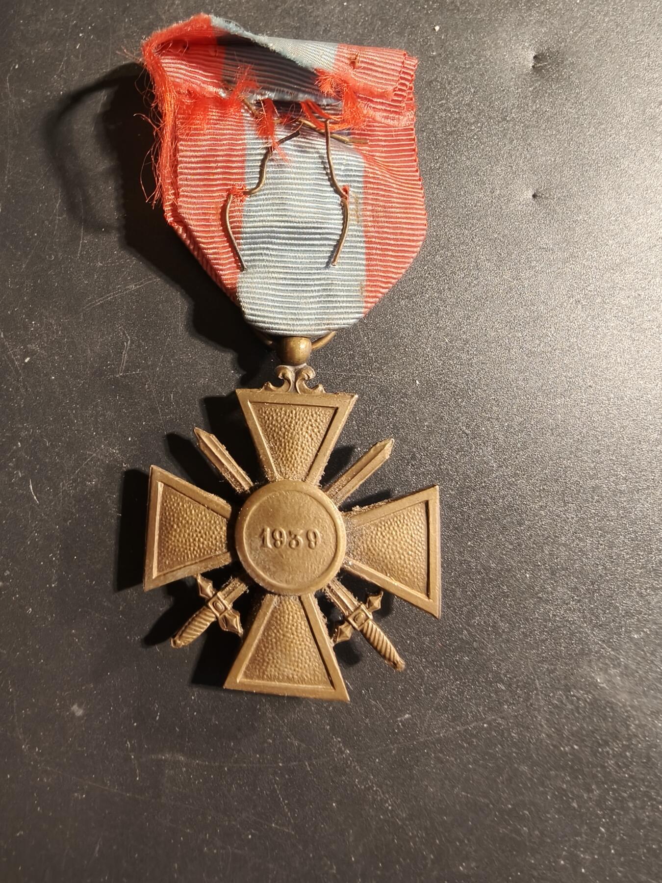 老王徽章第173期 法国1939版战争十字奖章    3铜星勋饰