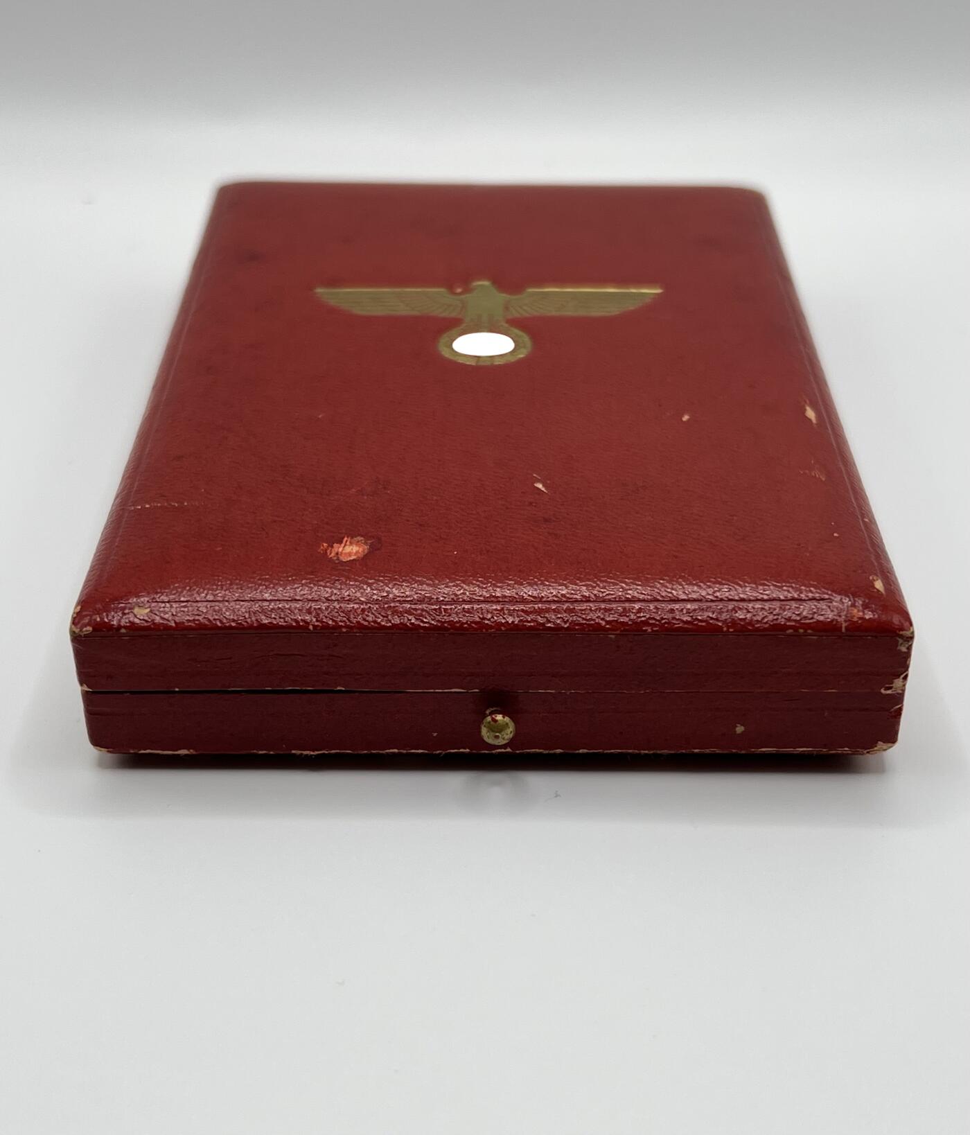 小驴勋章奖章收藏1月2日周五晚六点拍卖（珍爱和平，收藏战争，铭记历史，勿忘国耻，忠党爱国。有偿代拍，送拍规则在简介最后，参拍须阅读规则后再参拍，关系到运费包装发货时效真假辨别等关键信息，拍卖时不再发原图，看大图店主微信码在拍卖店铺介绍里） WWII德骑士级佩剑战功十字勋章（RKVK）带罕见红色原盒，由著名的Deschler & Sohn München厂（1厂）制作，底部打1厂标+900银标，绶带宽3cm长41cm绑绳部分两根绳分别长27cm共95厘米（典型战地使用KVK绶带实配发样式），战时共颁发272/274枚佩剑骑士战功十字，极其罕见，带盒参考价10000欧