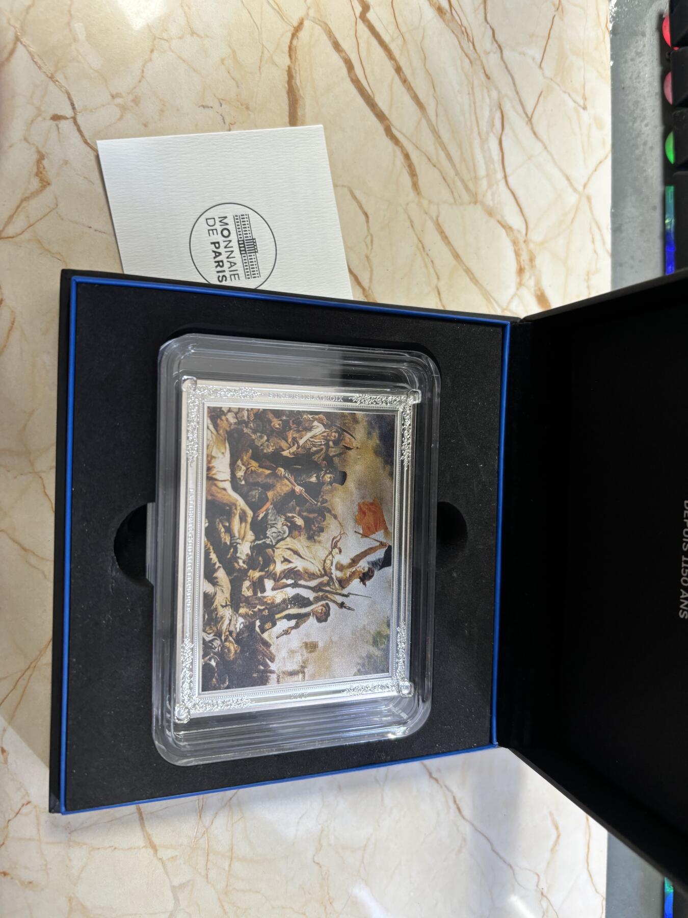 第186期拍卖 法国2023年卢浮宫杰作自由引导人民500克彩色银币，999银，500克，编号096