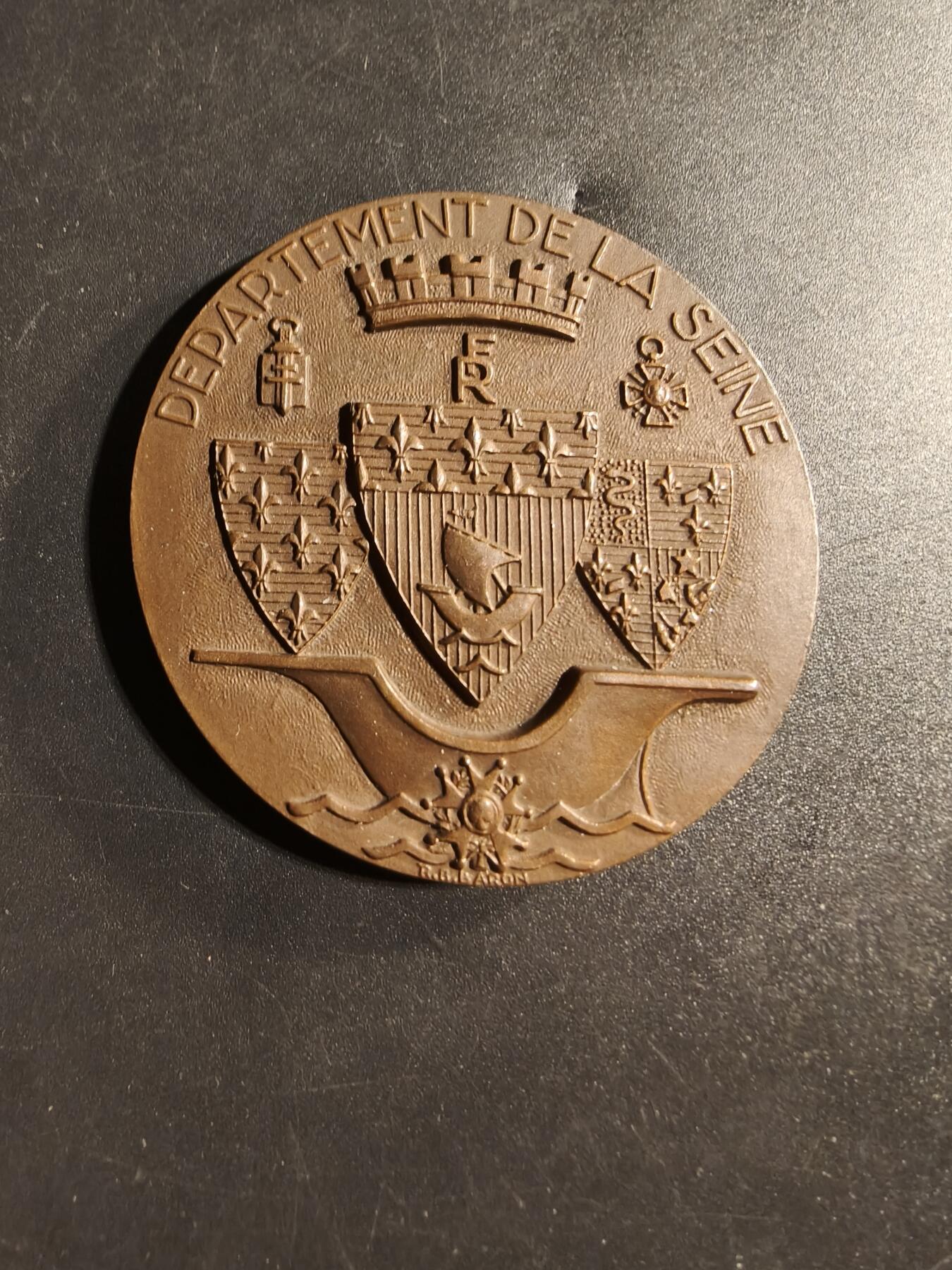 老王徽章第173期 法国塞纳省圣丹尼斯市大铜章     直径50mm    重量64.8g