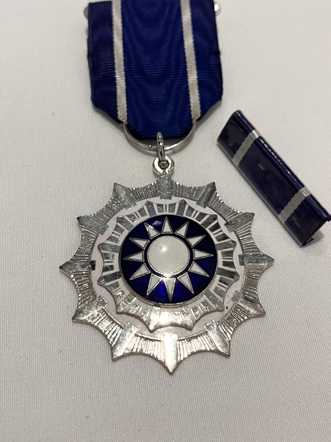 韵星假日拍卖第三十四期 -- Rimey Holidays Auction 34 中国国民党华夏奖章，带略章