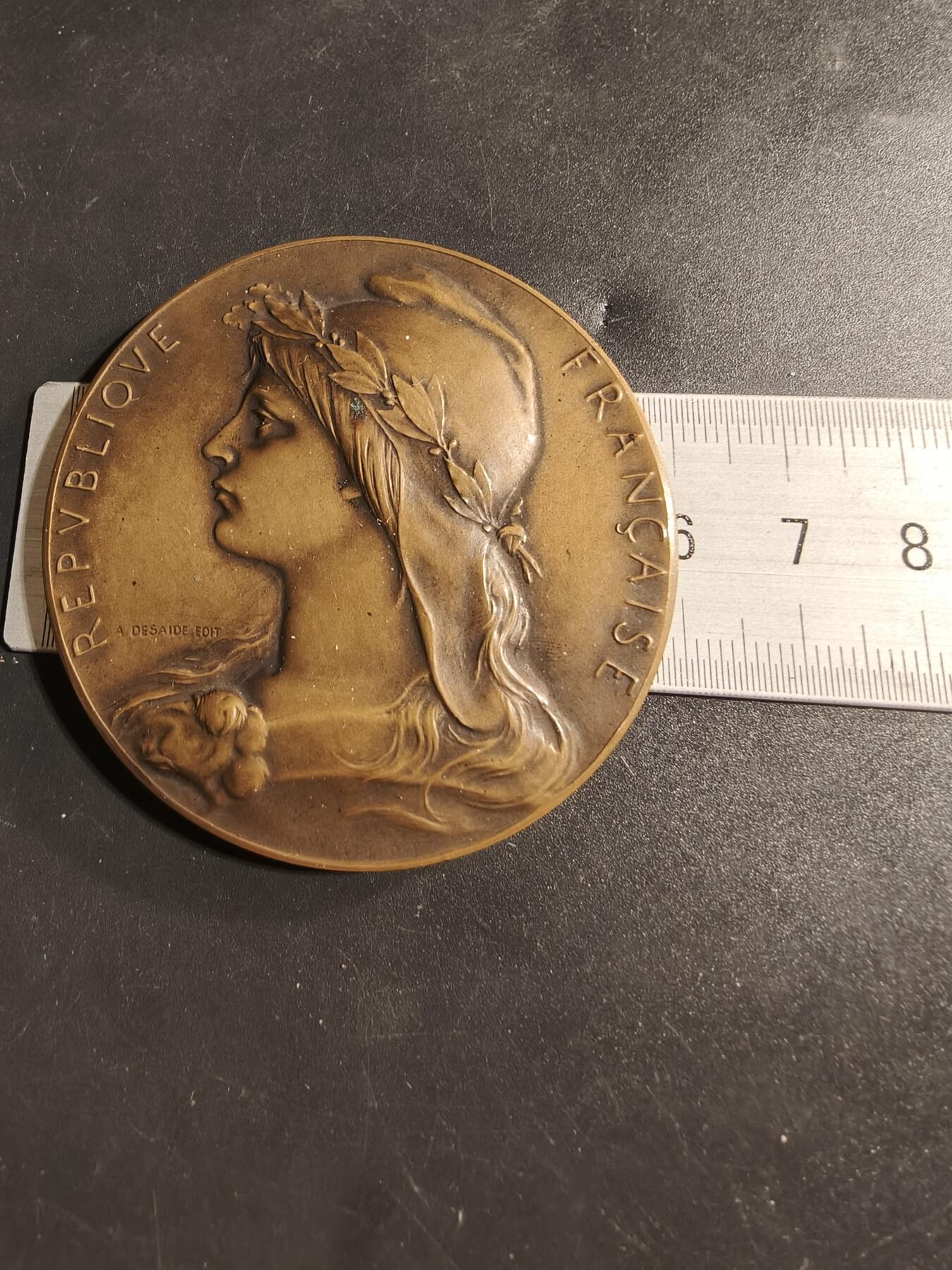 老王徽章第173期 法国塞纳省警察局大铜章    1923年颁发     自由帽玛丽安娜     直径59mm    重量81.2g