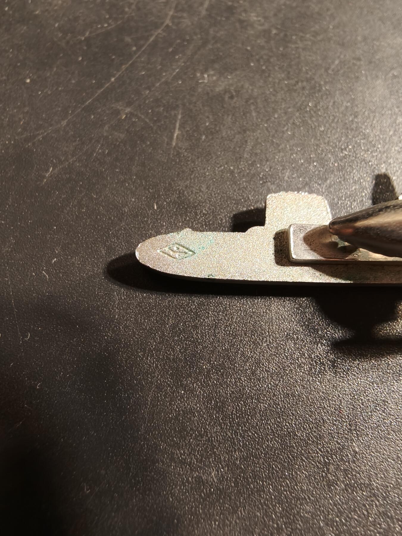 老王徽章第173期 美国海军“北极星”导弹系统开发团队领带夹     带厂标      这是美国海军在冷战时期使用的第一代潜射弹道导弹（SLBM）系统