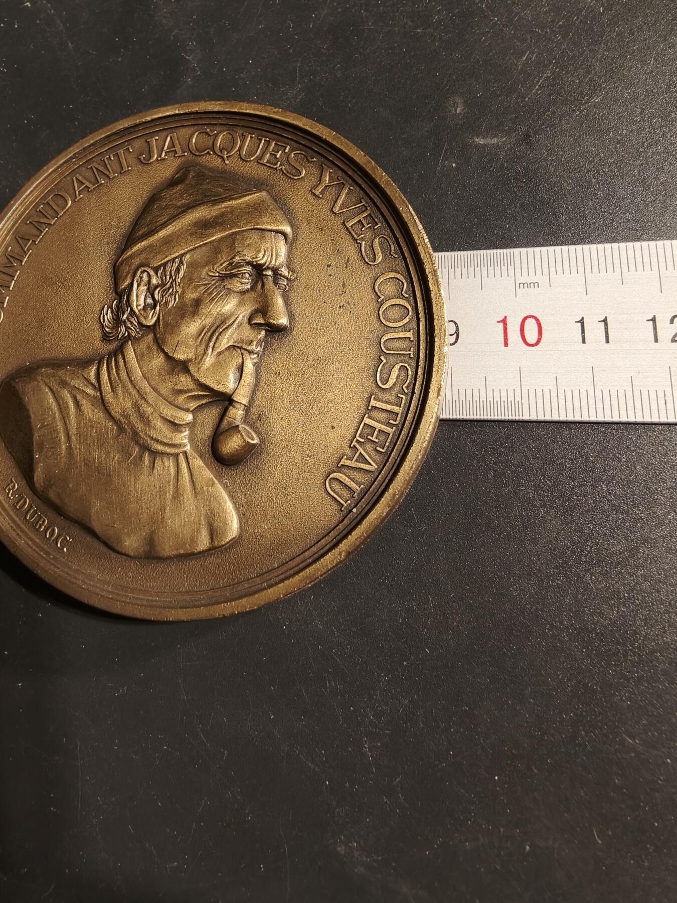 老王徽章第173期 法国罗伯特拉丰特出版社海军探险家雅克·库斯托纪念章    原盒    直径88mm    重量215.8g