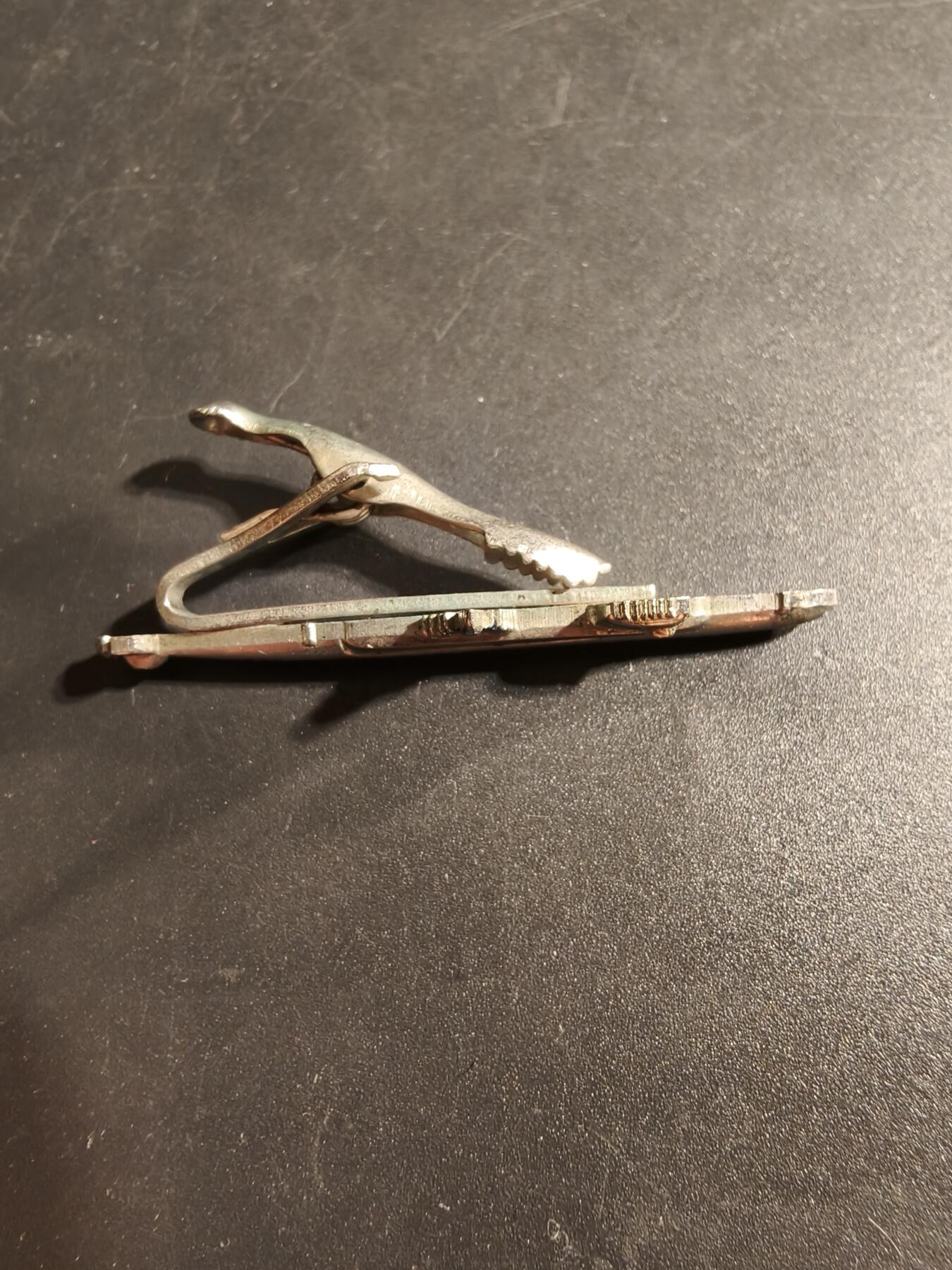 老王徽章第173期 美国海军“北极星”导弹系统开发团队领带夹     带厂标      这是美国海军在冷战时期使用的第一代潜射弹道导弹（SLBM）系统