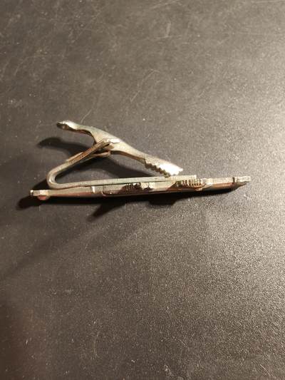 老王徽章第173期 - 美国海军“北极星”导弹系统开发团队领带夹     带厂标      这是美国海军在冷战时期使用的第一代潜射弹道导弹（SLBM）系统