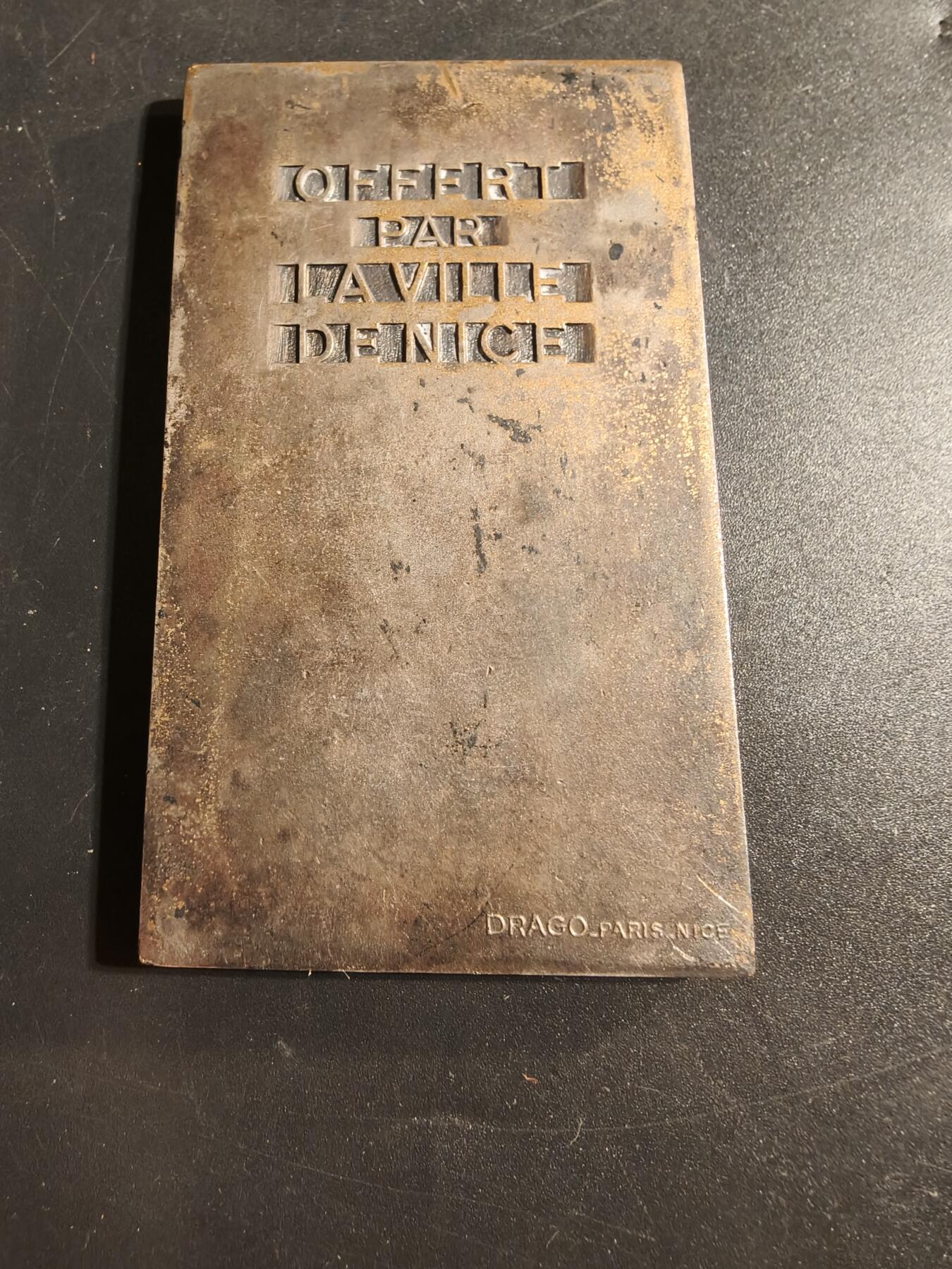 老王徽章第173期 法国尼斯市农业丰收主题方形镀银大铜章     原盒     尺寸81×44mm     重量106.3g