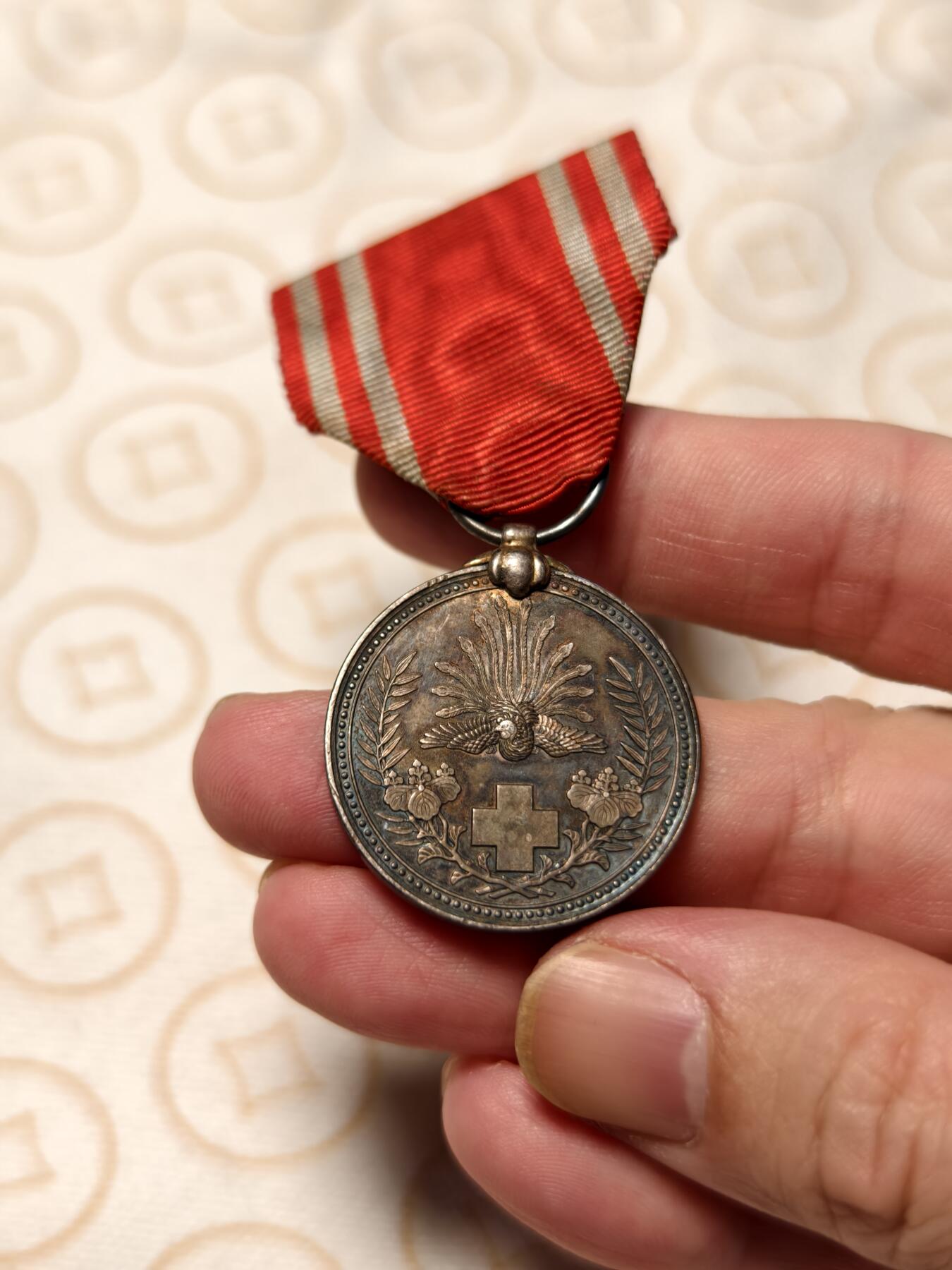 抚柳草堂-第五期章牌钱币（元旦欢庆场） 奖章勋章限时免佣 满百包邮 放漏专场 日本赤十字银章 昭和时期银质 重12.6g