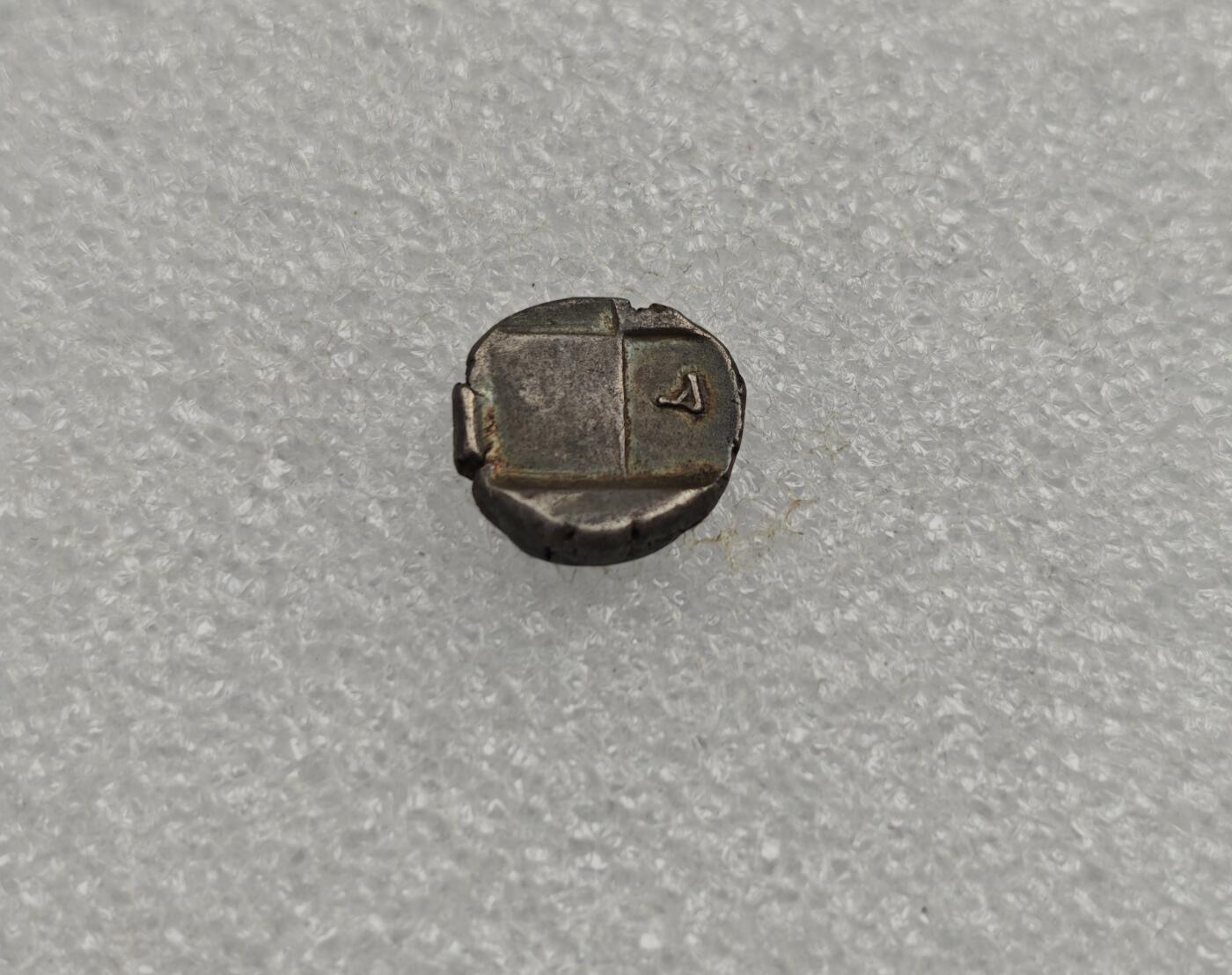 瓶子🏺第223期拍卖会  古希腊切尔松尼索斯回头狮子半德拉克马银币 大约公元前350-前300年发行  正面回头狮子图案  背面四格戳记