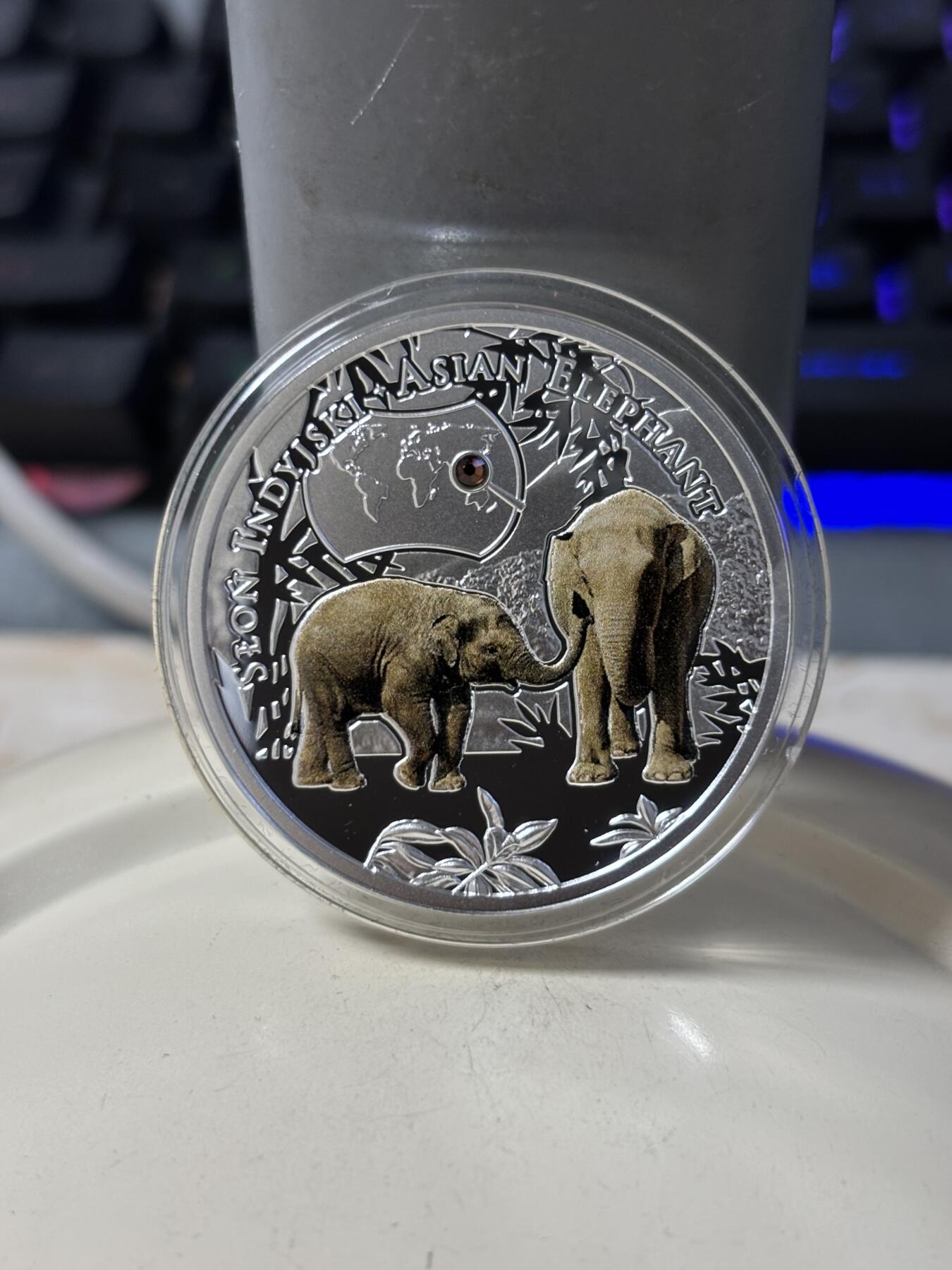 第186期拍卖 纽埃2016年濒危动物物种亚洲象镶嵌水晶彩银币，999银，17.5克，发行2000枚