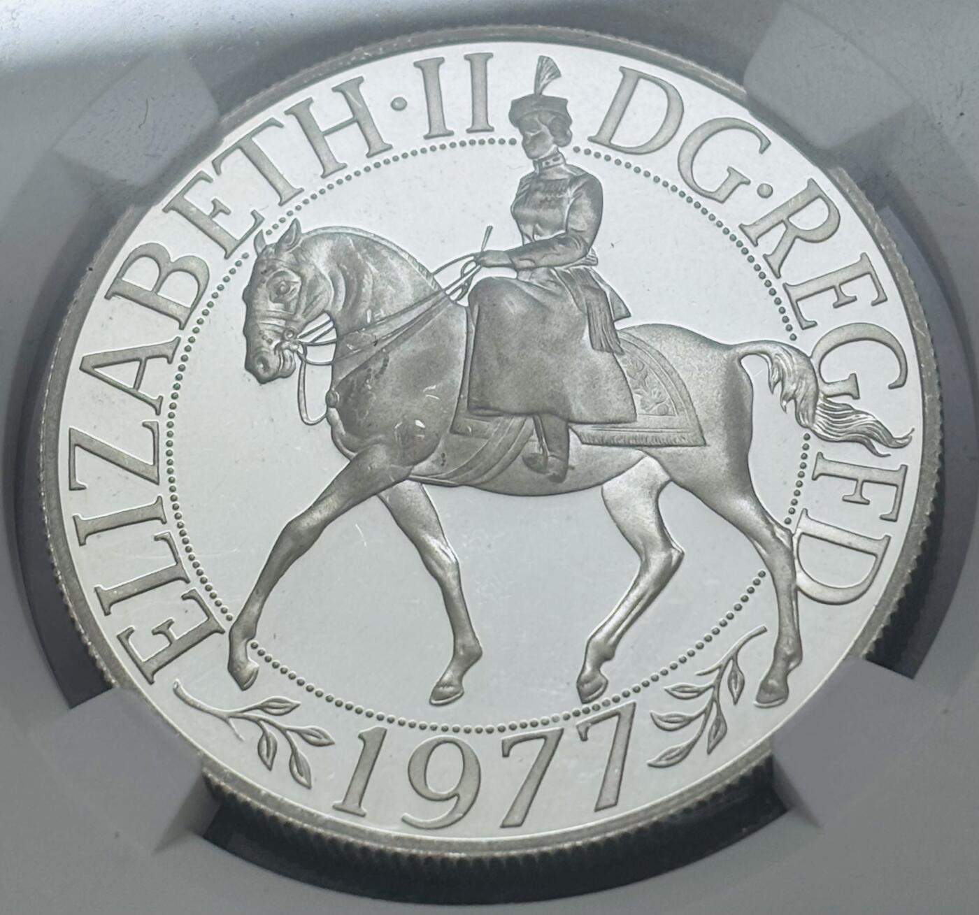 文馨钱币收藏 迎新纳福2026新年第一场（第 287 场）金银老铜币拍卖 NGC 评级 PF67 分 1977 年英国女王伊丽莎白二世登基 25 周年 25 便士大克朗精制大银币，28.28 克，925 高银，镜面工艺，设计感很强