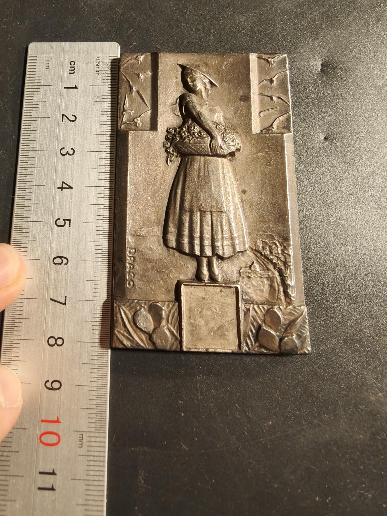 老王徽章第173期 法国尼斯市农业丰收主题方形镀银大铜章     原盒     尺寸81×44mm     重量106.3g