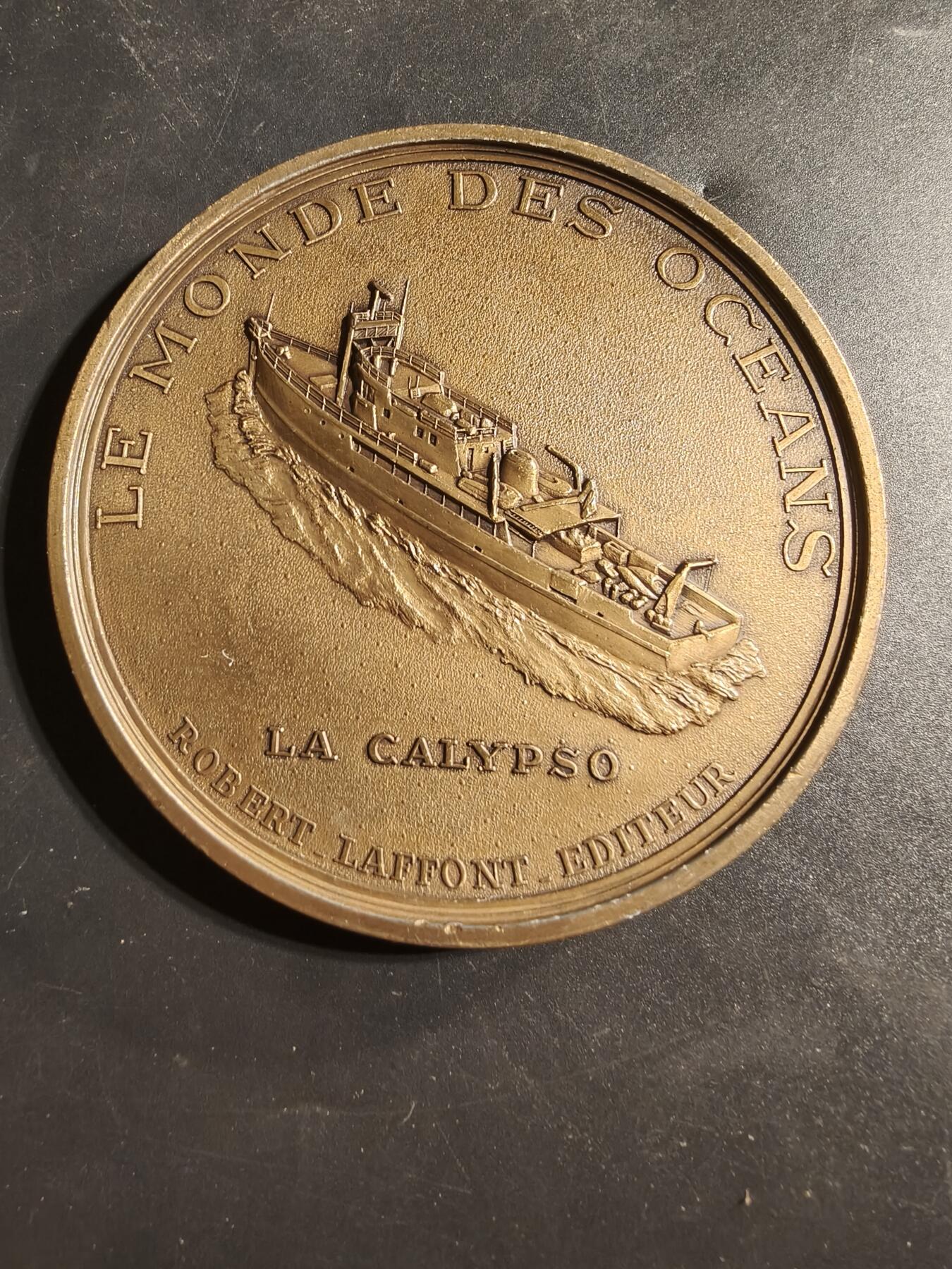 老王徽章第173期 法国罗伯特拉丰特出版社海军探险家雅克·库斯托纪念章    原盒    直径88mm    重量215.8g