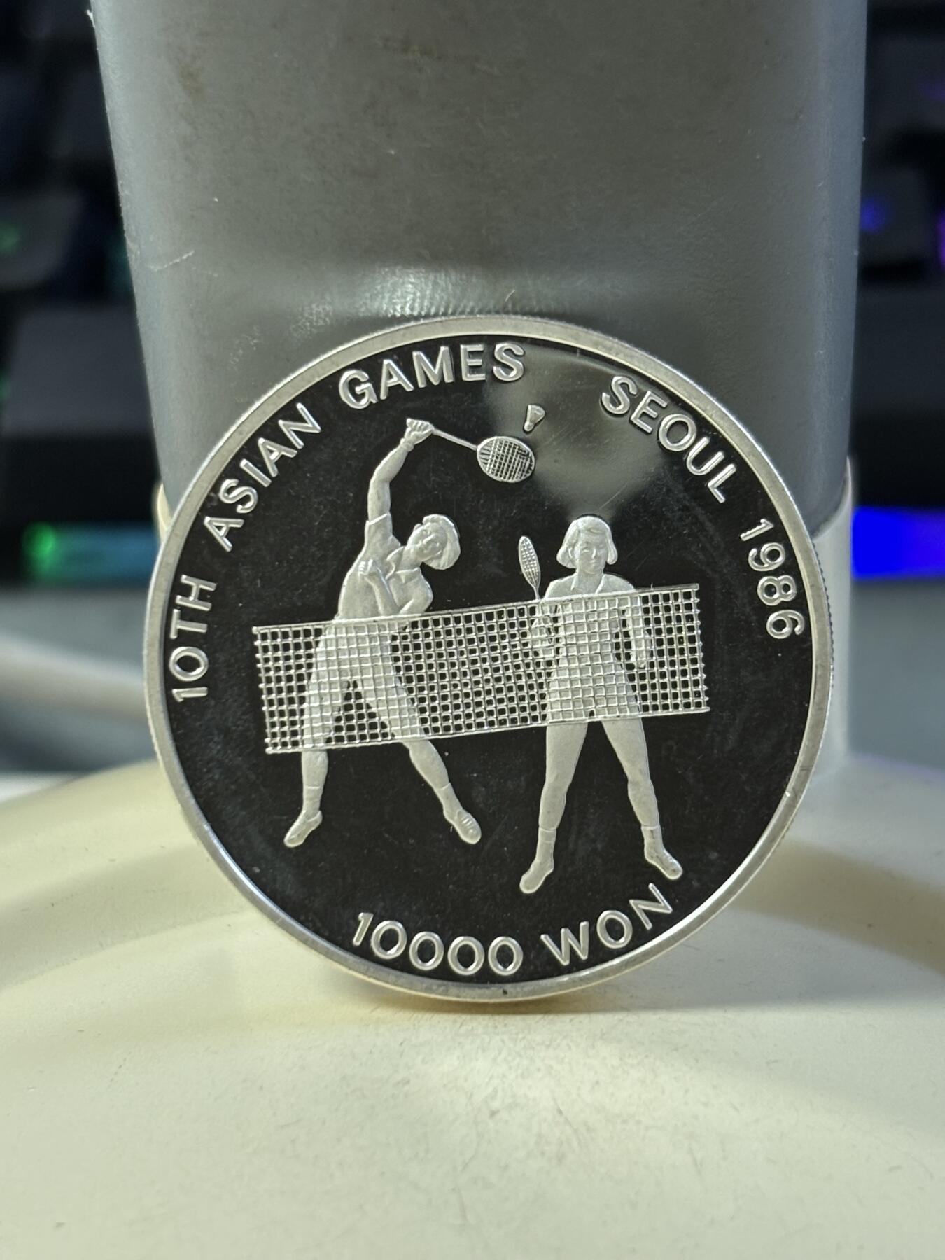第186期拍卖 韩国1986年第十届亚洲运动会羽毛球纪念银币，900银，23克银价373，有瑕疵，没有塑料盒