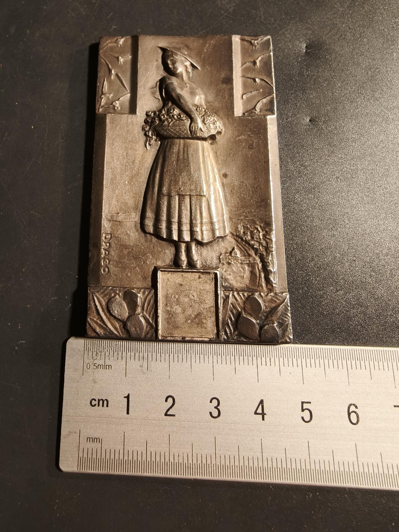 老王徽章第173期 法国尼斯市农业丰收主题方形镀银大铜章     原盒     尺寸81×44mm     重量106.3g