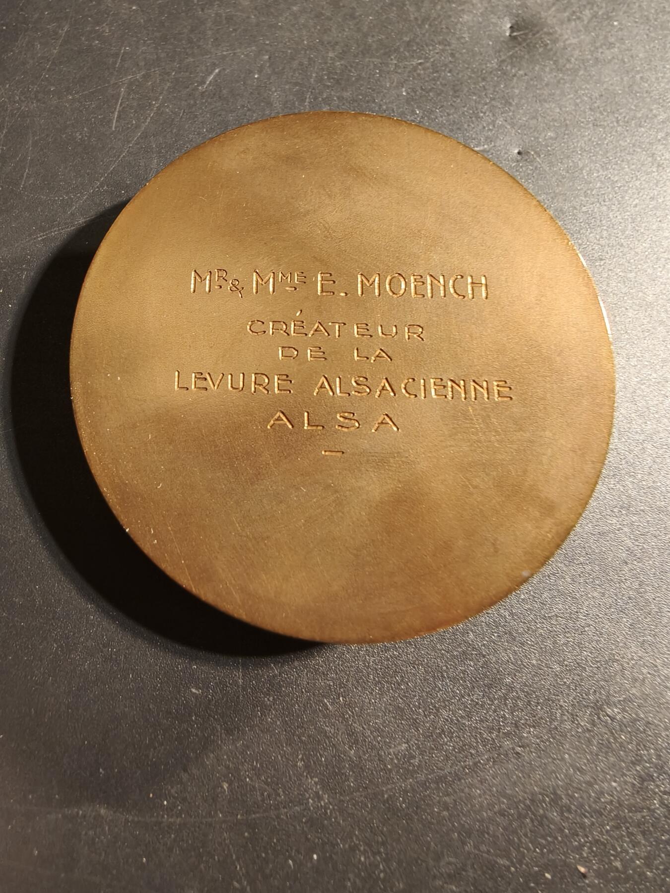 老王徽章第173期 法国高浮雕大铜章    E. Moench 先生和夫人，阿尔萨斯ALSA 酵母的创始人      原盒      直径56mm     重量157.5g