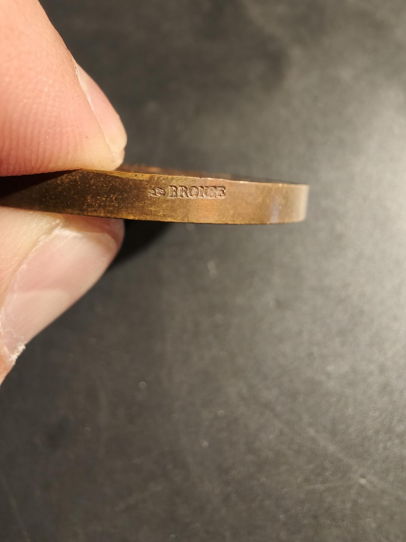 老王徽章第173期 法国戛纳游艇俱乐部大铜章     原盒      直径50mm     重量58.6g