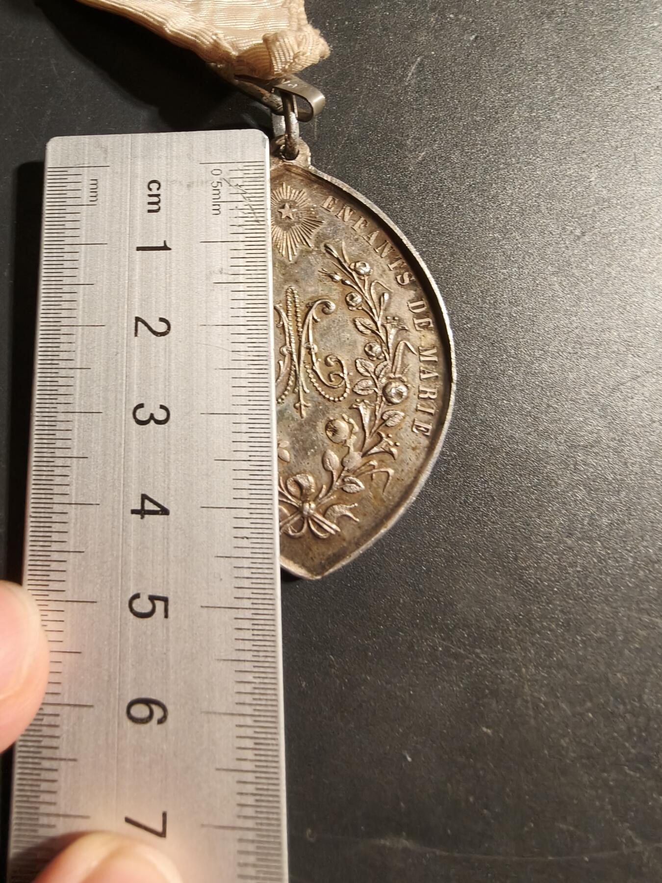 老王徽章第173期 法国天主教会圣母玛利亚儿童会大银章    950银    48×28mm     重量21.4g