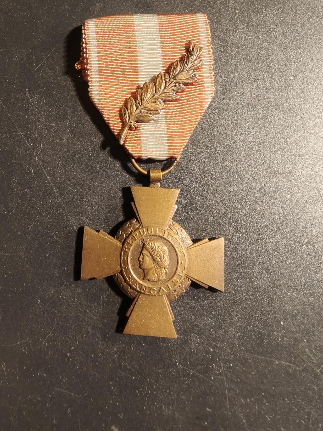 老王徽章第173期 法国海外行动版战斗十字奖章    一颗铜棕榈勋饰